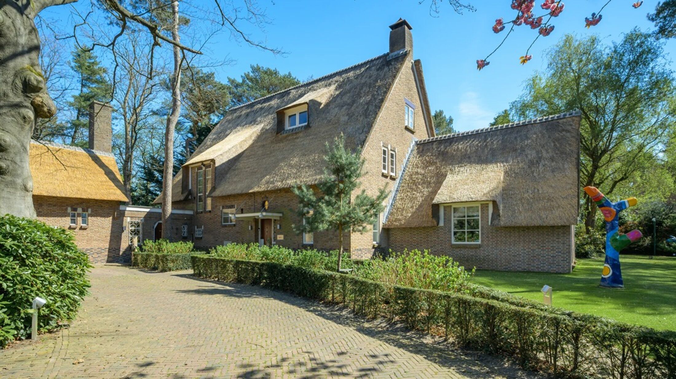 De voorzijde van het landhuis in Breda