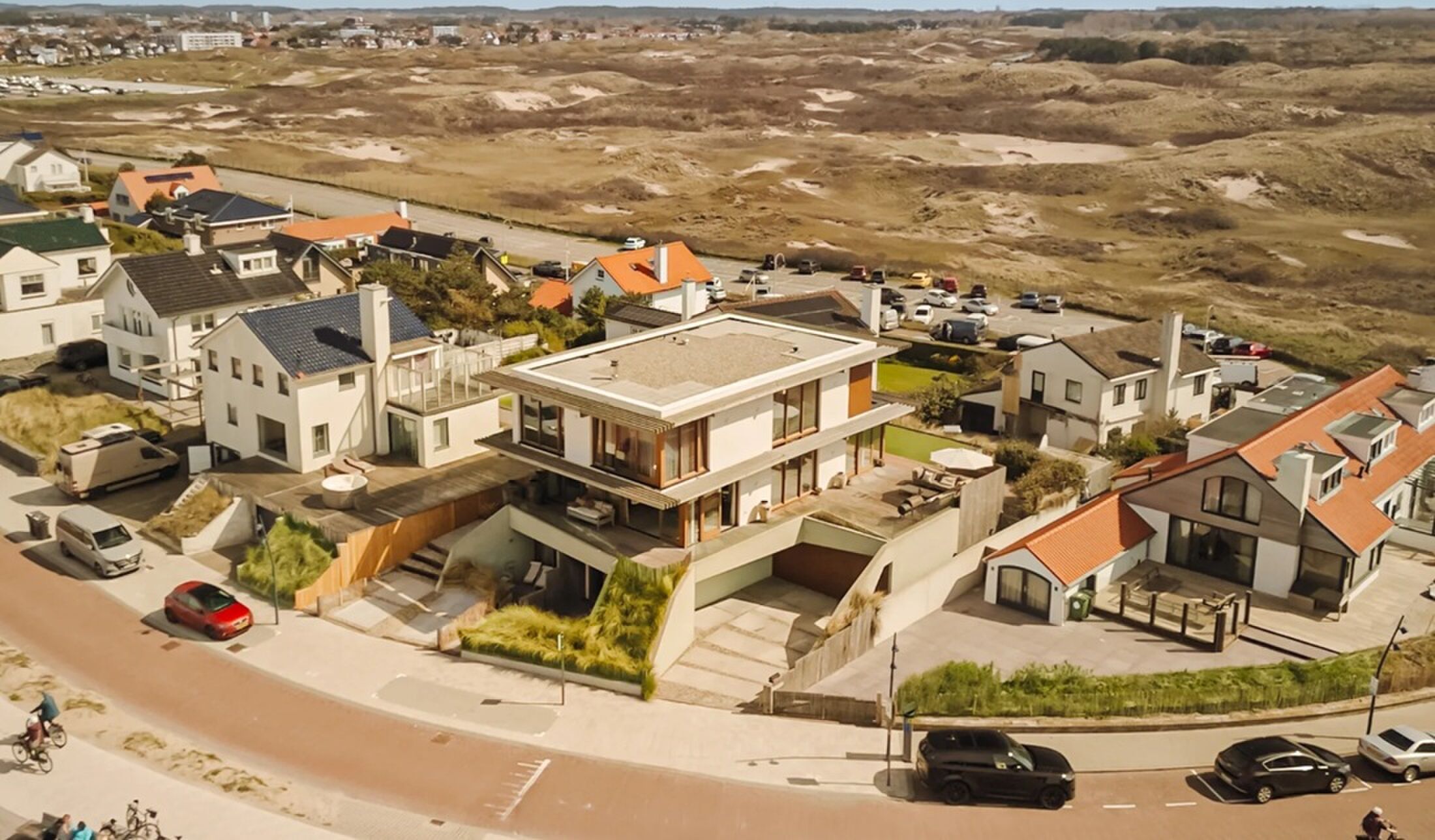 De te koop staande strandvilla in Zandvoort