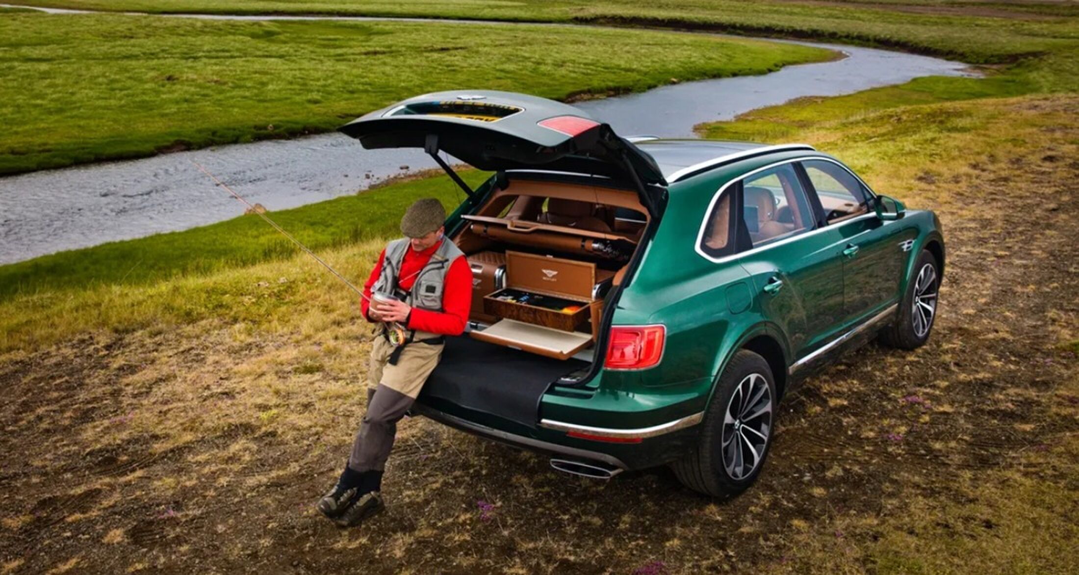 De achterzijde van de bijzondere vissers-SUV