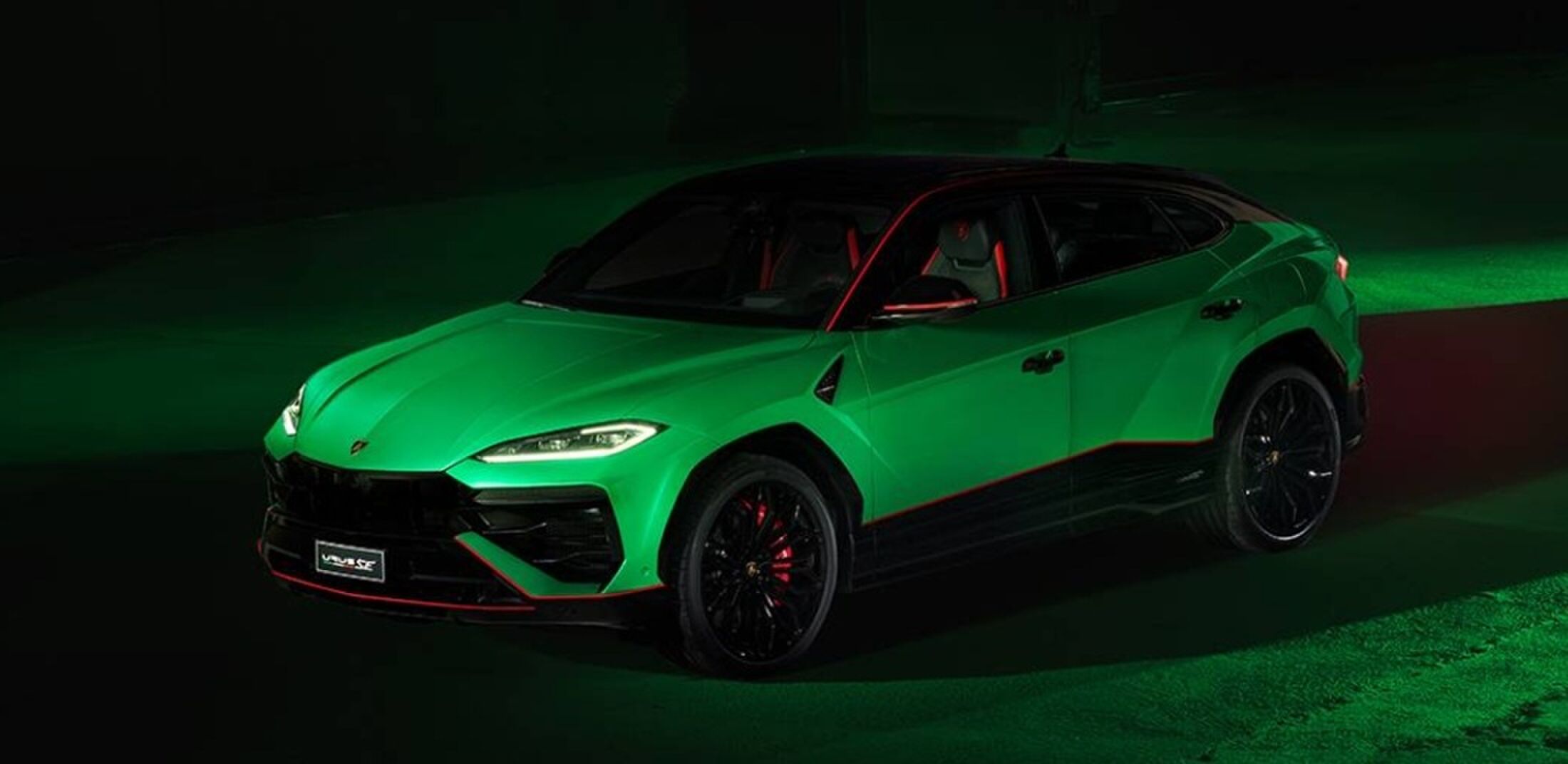 De voorzijde van de gepersonaliseerde Lamborghini Urus