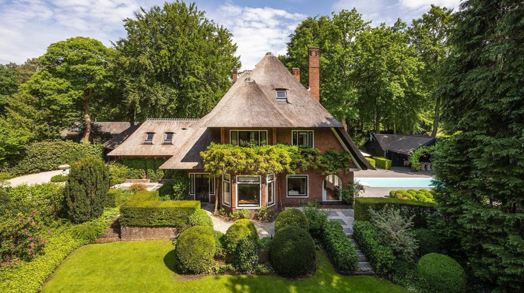De voorzijde van het landhuis in 't Gooi