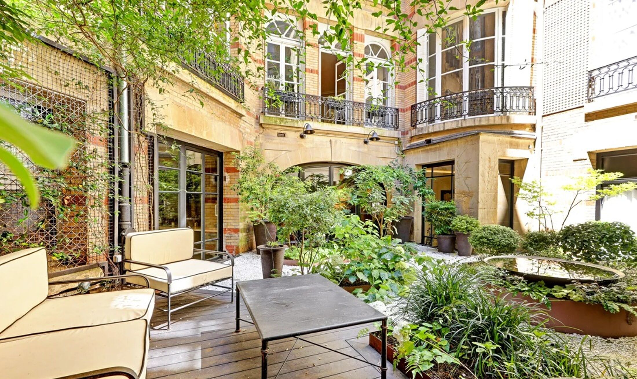 De buitenruimte van het voormalige appartement van Brigitte Bardot.