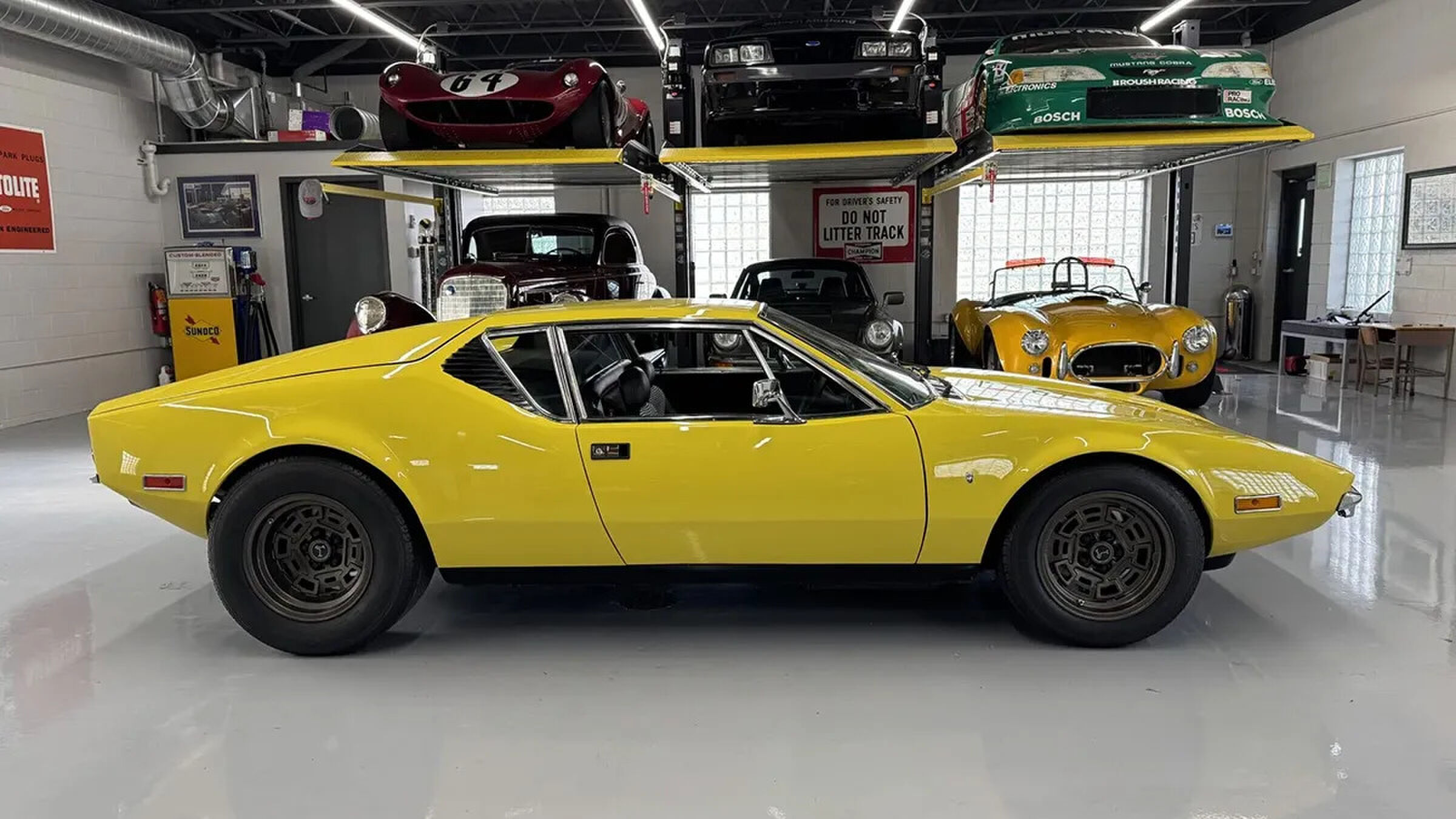 De zijkant van de De Tomaso Pantera