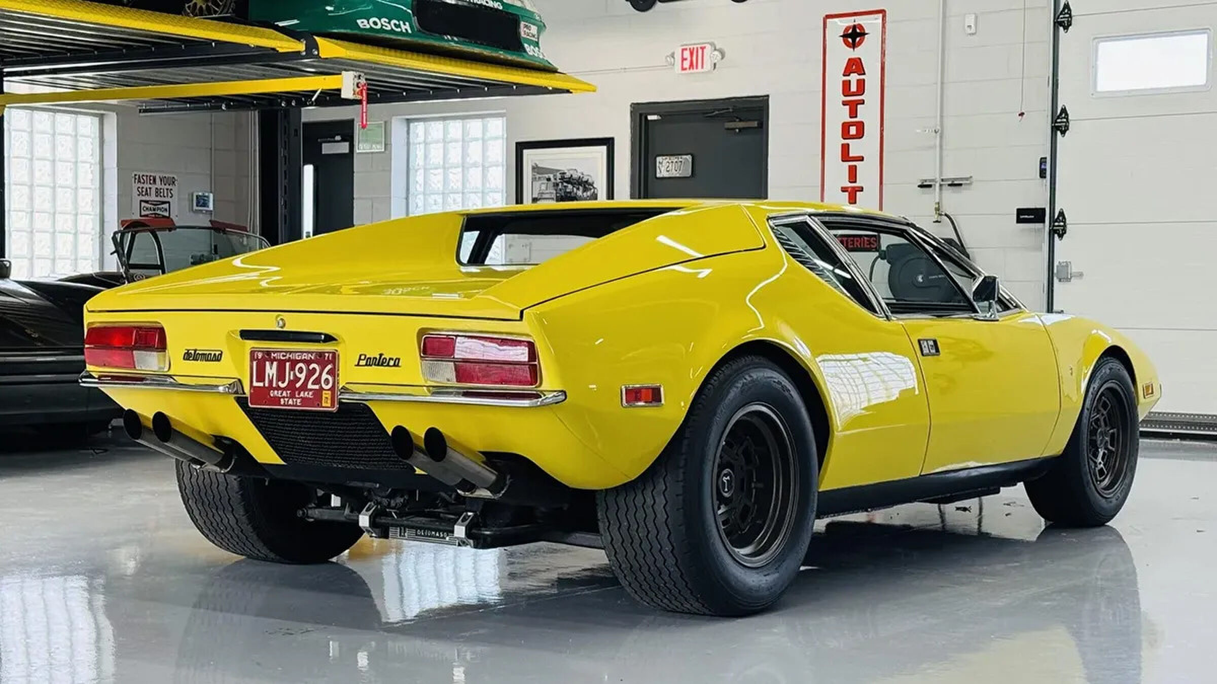 De achterkant van de De Tomaso Pantera