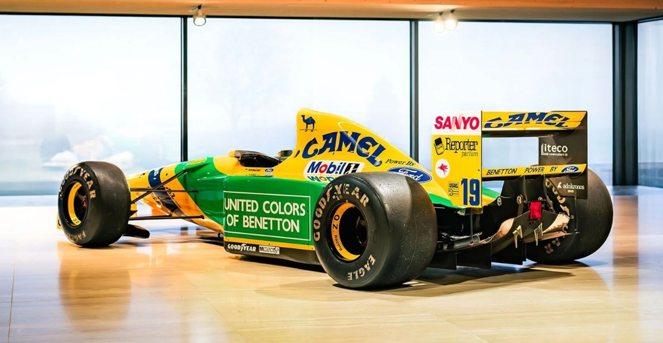 De achterzijde van de Formule 1-auto die van de hand werd gedaan op een veiling