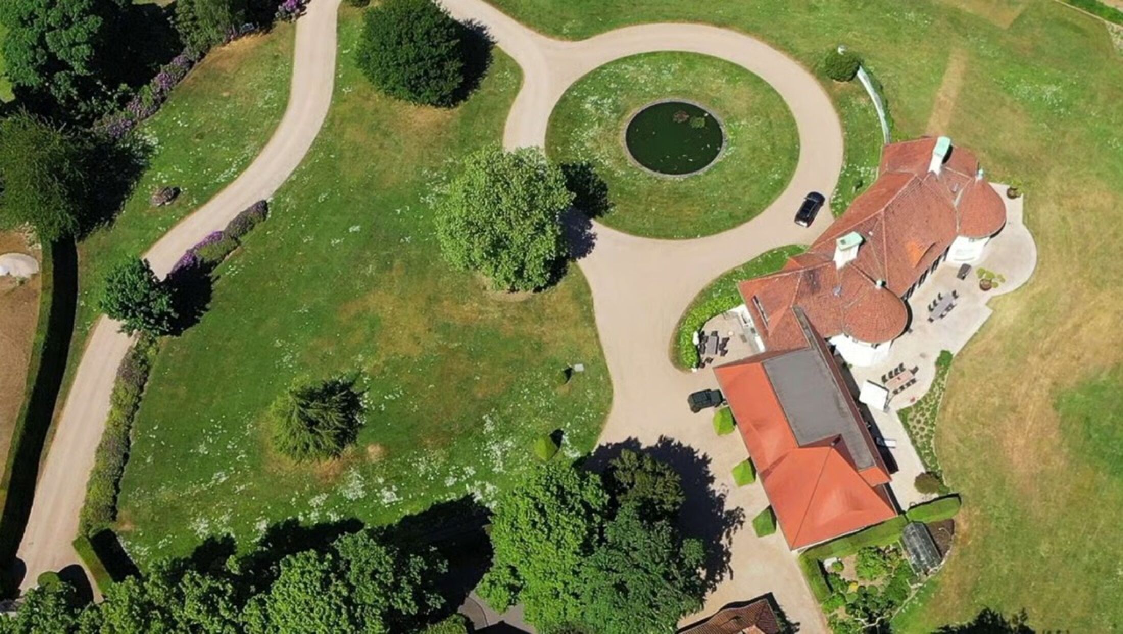 De grasvelden rondom de woning