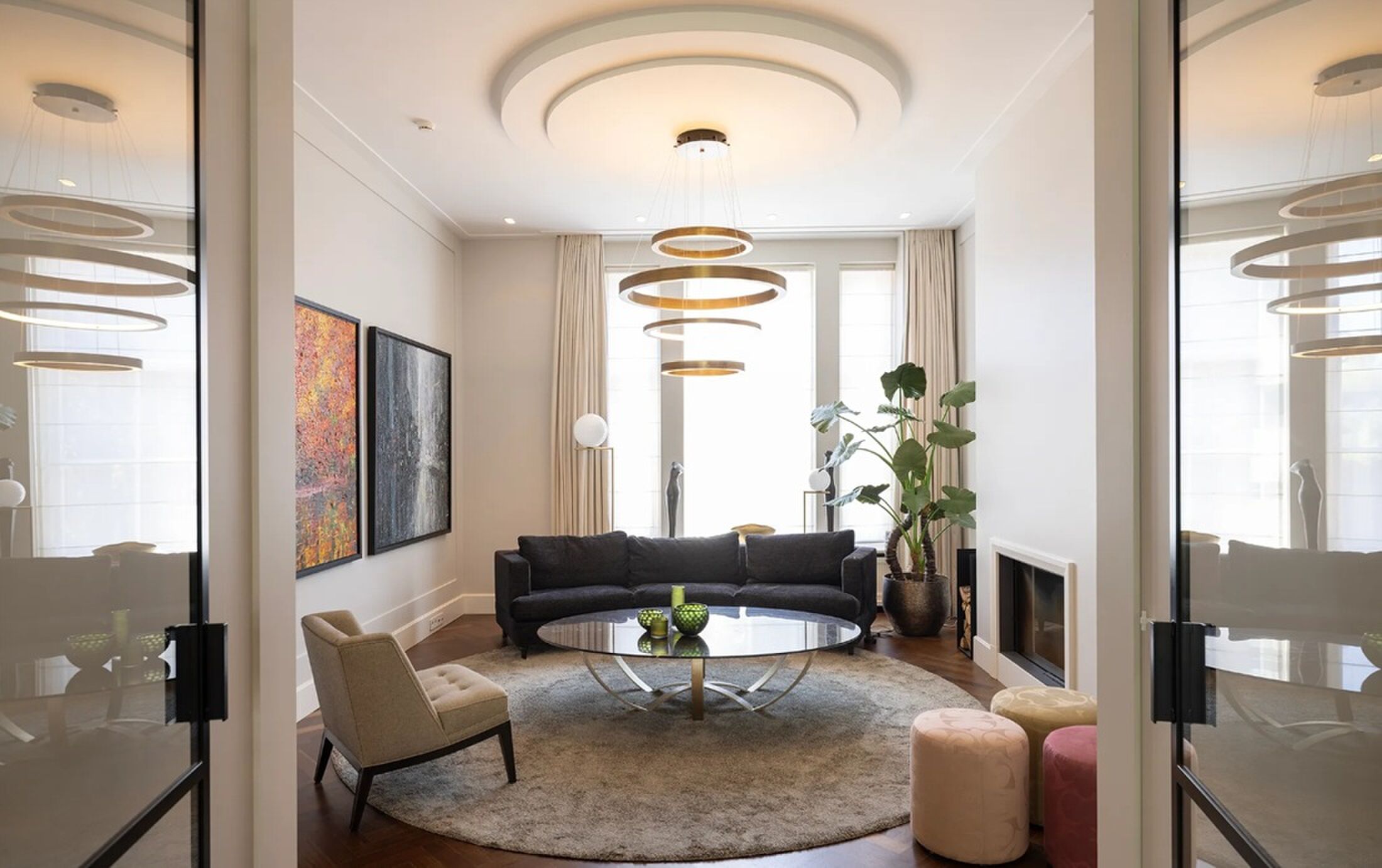 De living met verhoogd plafond