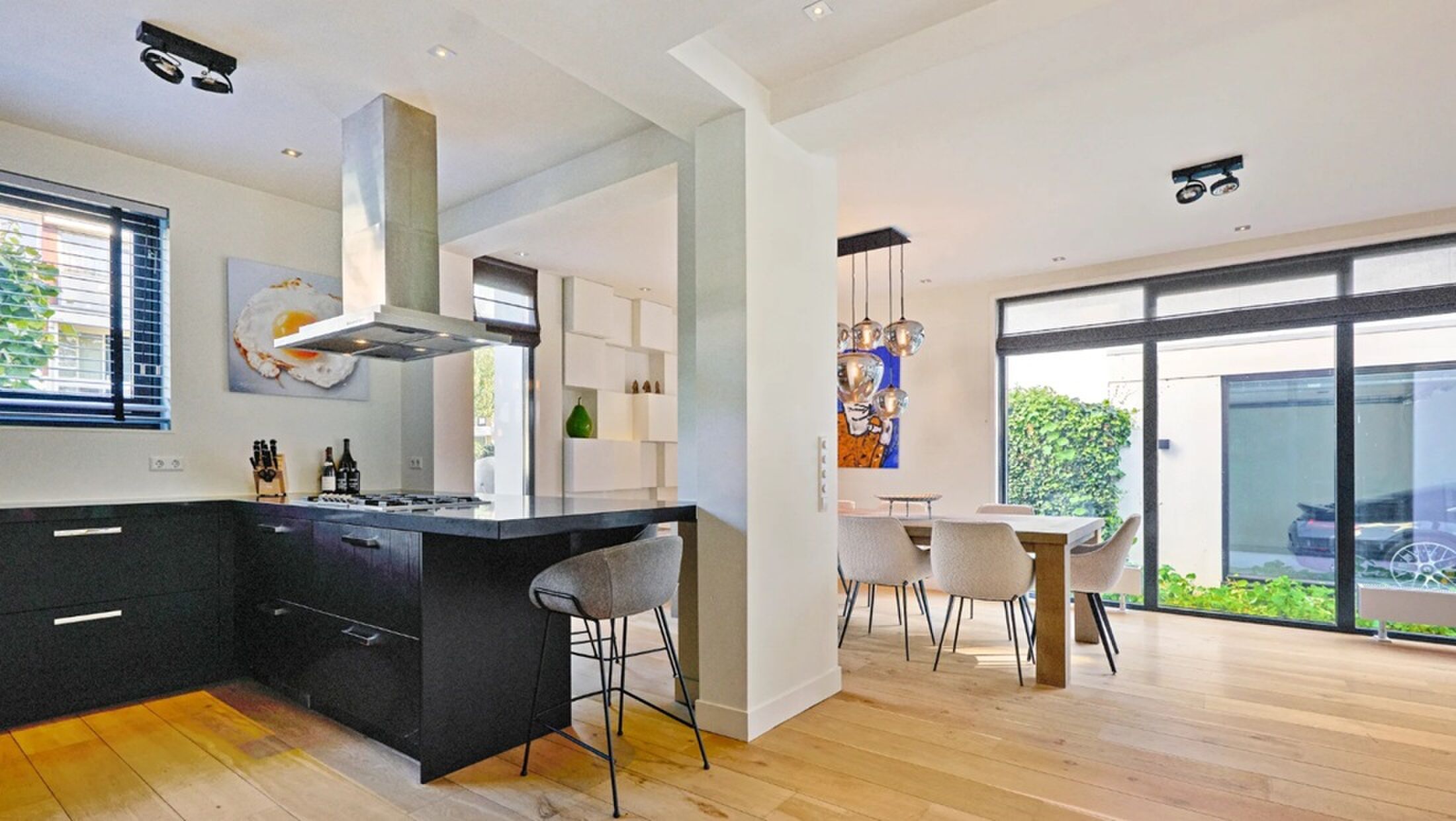 De keuken en eetkamer