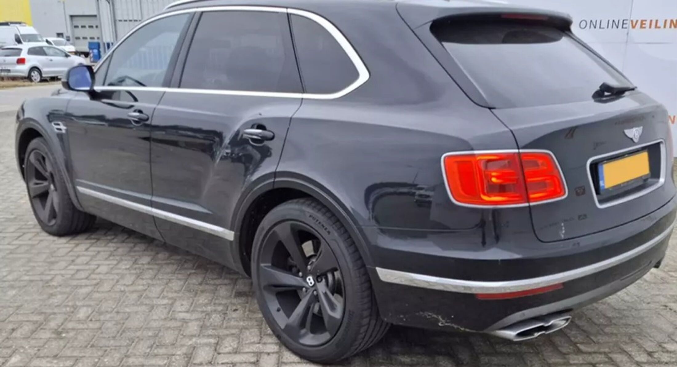 De achterzijde van de luxe SUV