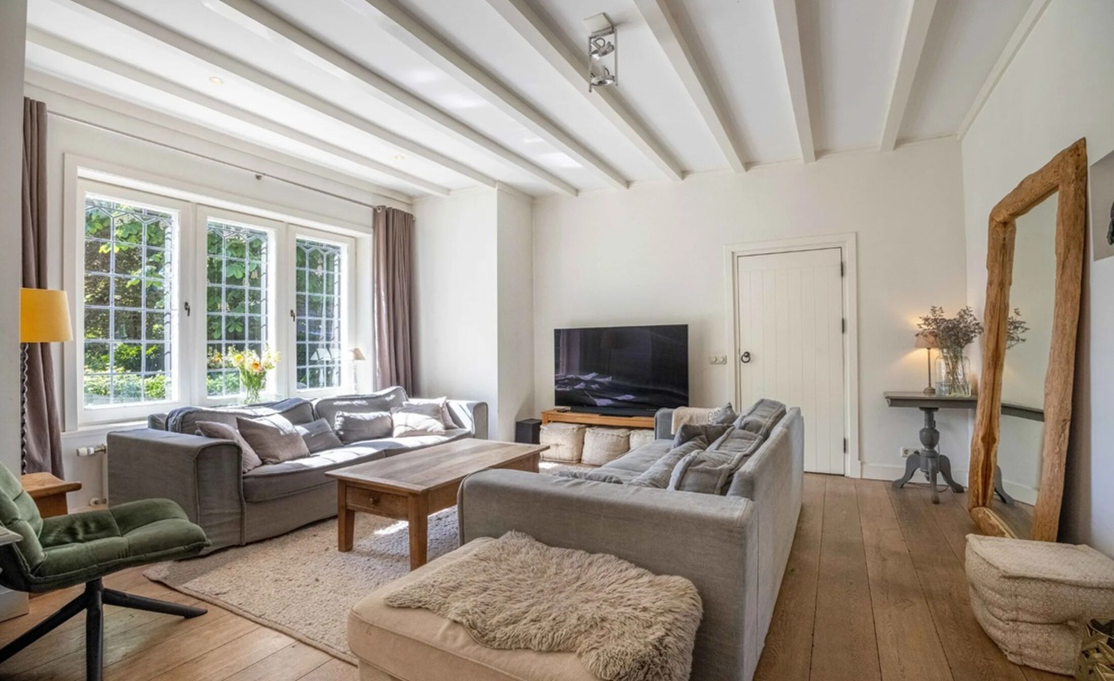 De living van het landhuis in Laren