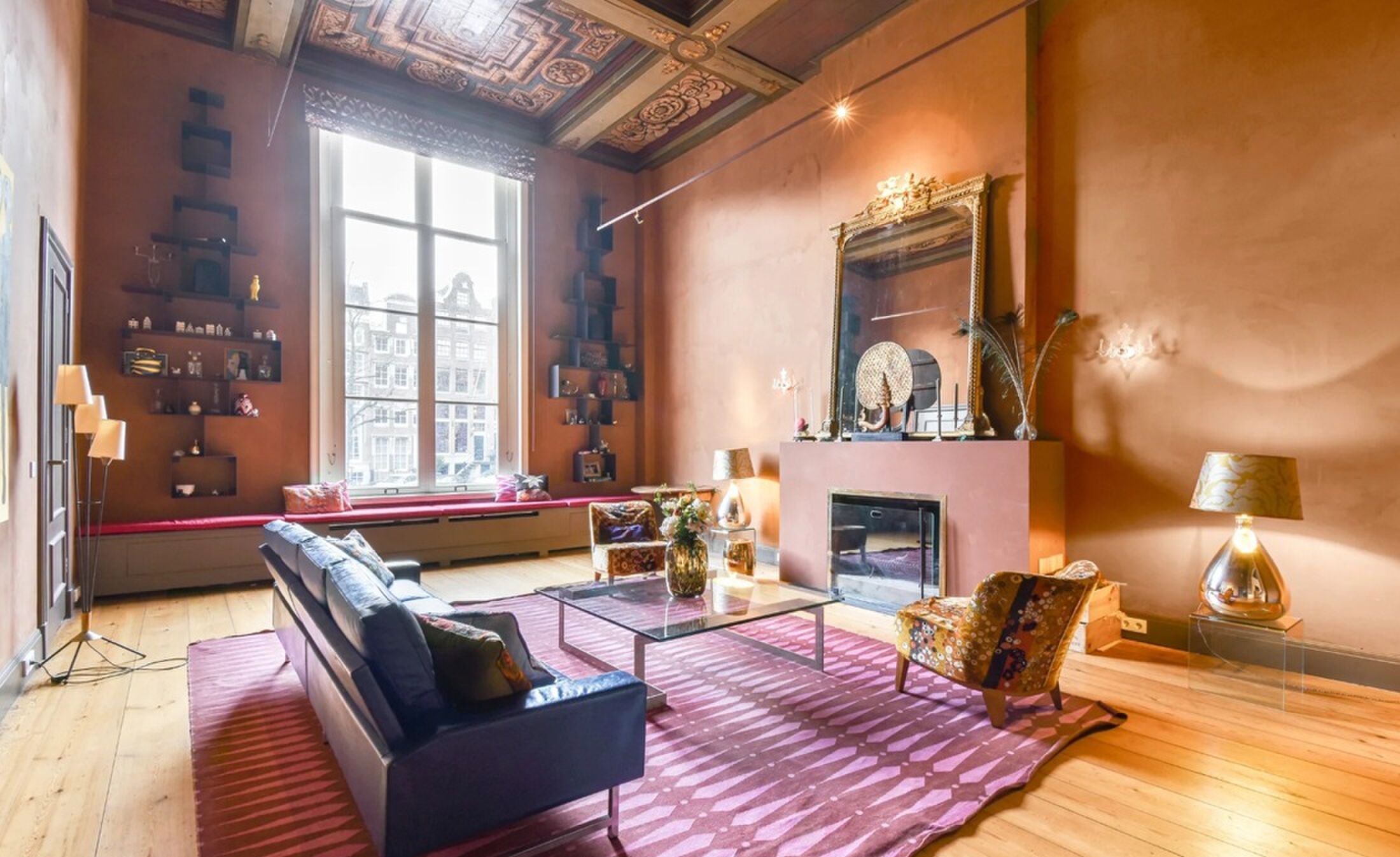De living van het grachtenpand in Amsterdam