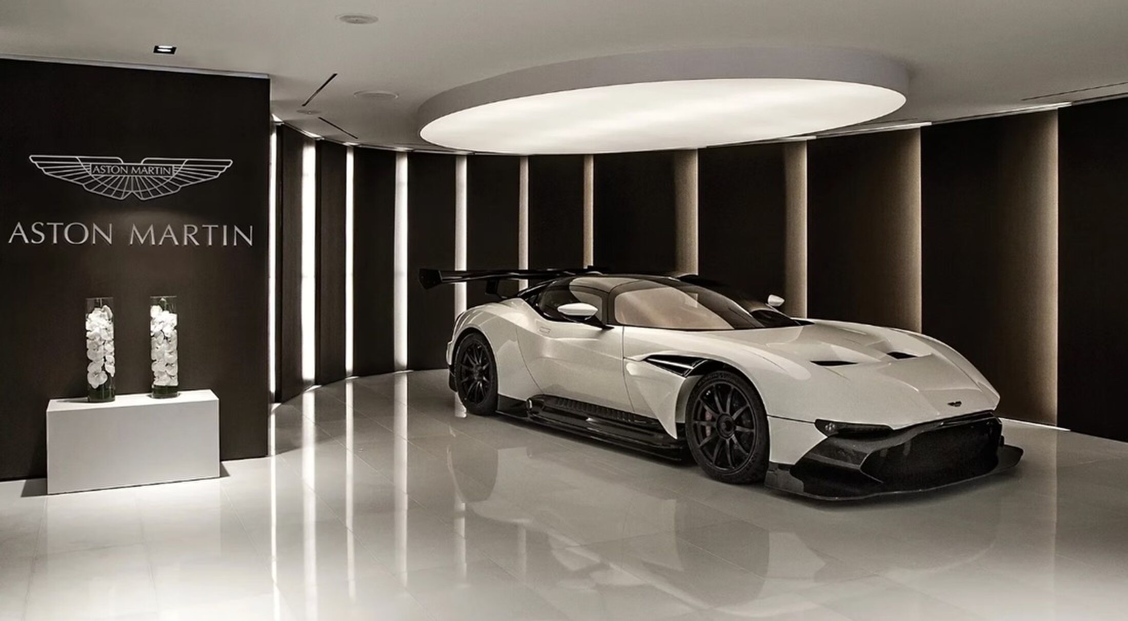 De Aston Martin die bij het penthouse wordt geleverd