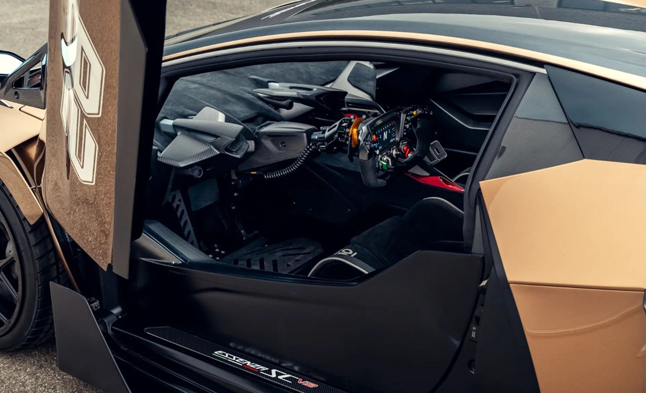 Het interieur van de Lamborghini die een flinke waardedaling onderging