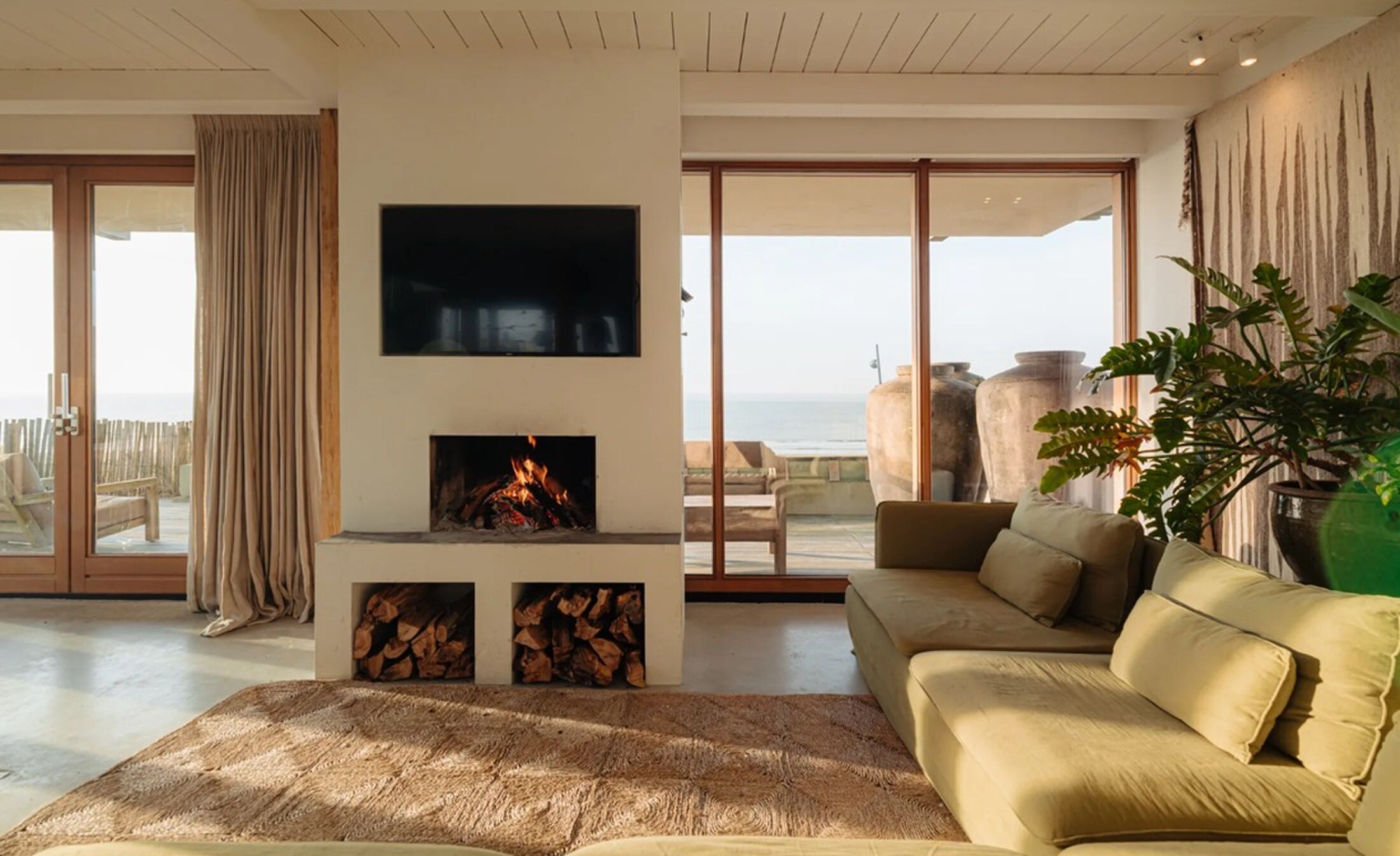 De living van de strandvilla in Zandvoort