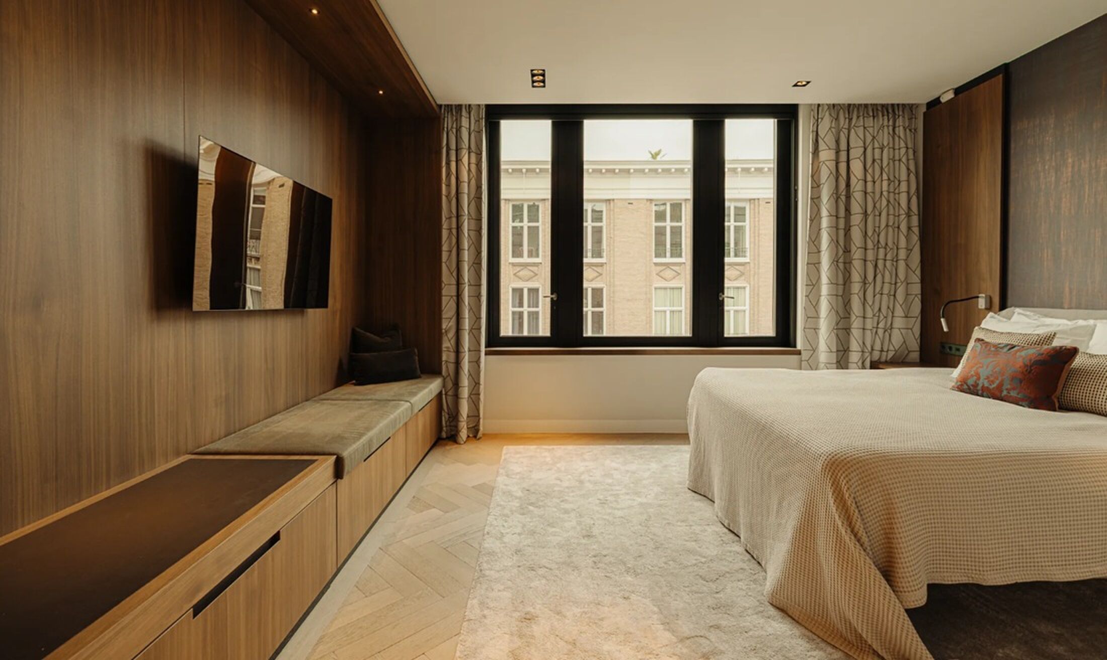 E&eacute;n van de slaapkamers in de woning in Amsterdam-Zuid
