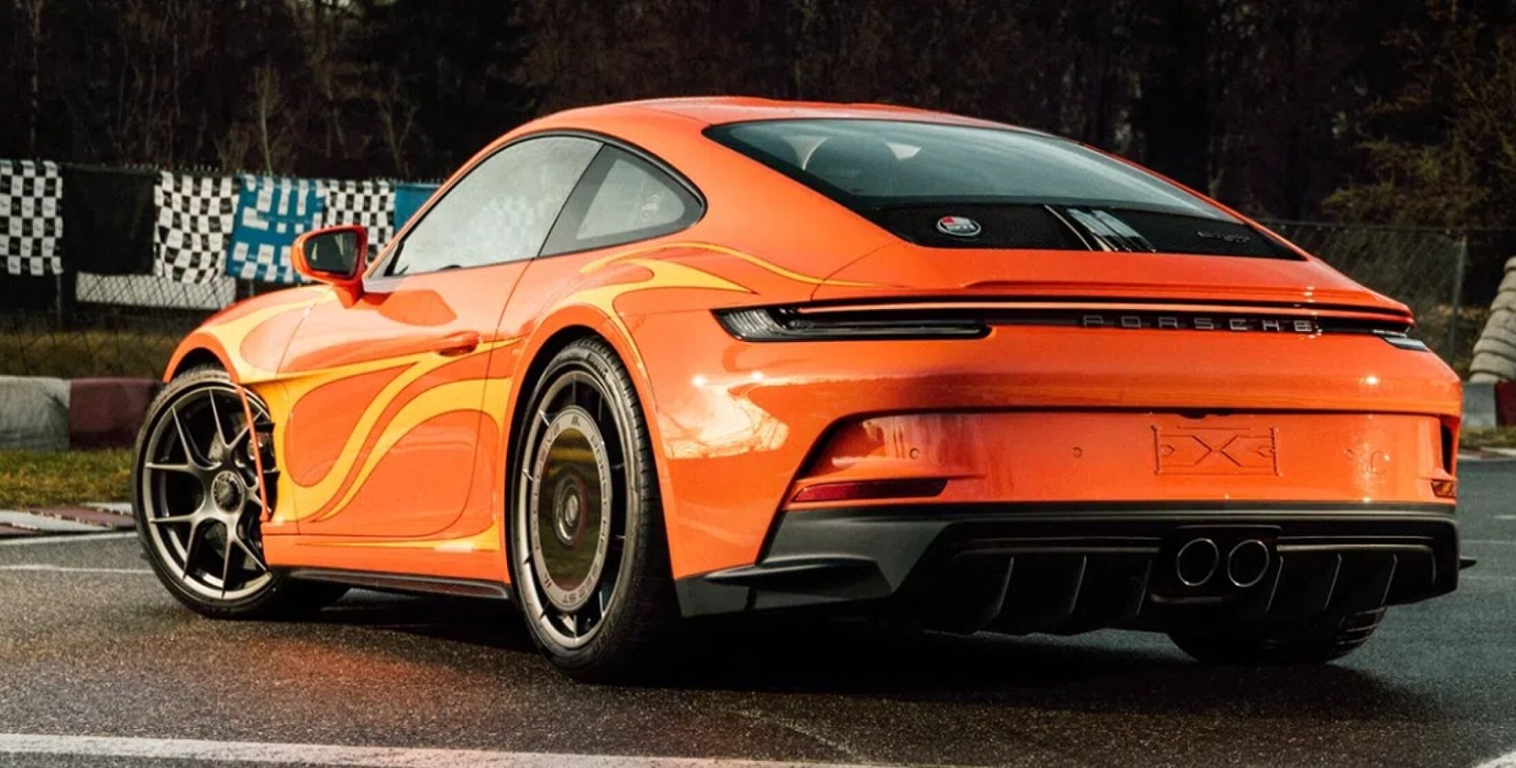 De achterkant van de oranje Porsche 911 S/T