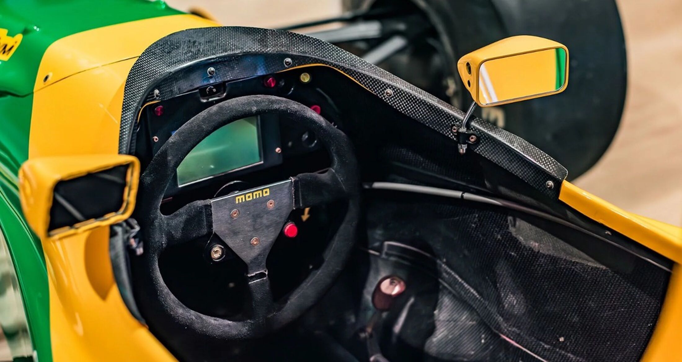 De cabine met sportstuur