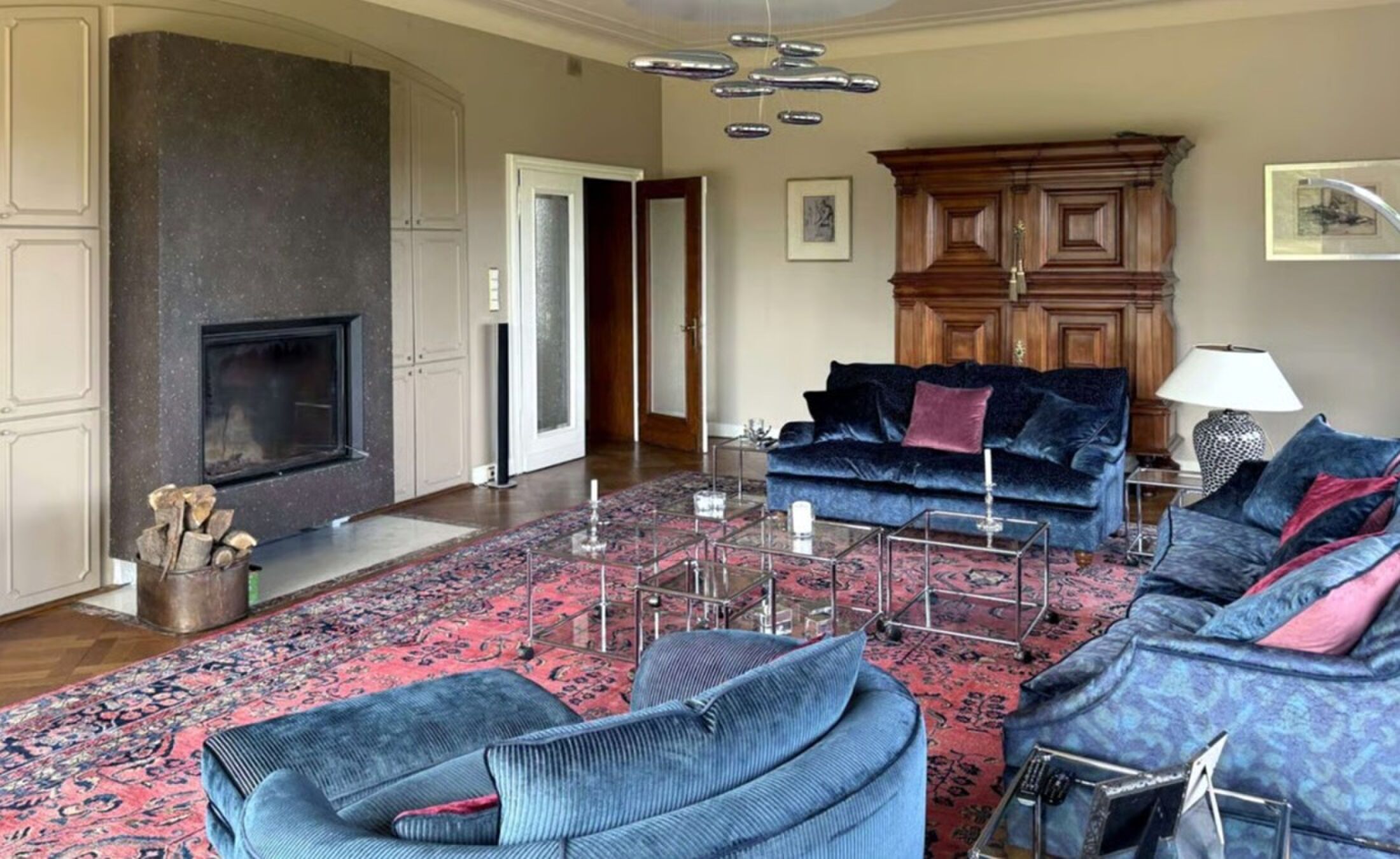 De living van de villa die op het Duitse landgoed staat