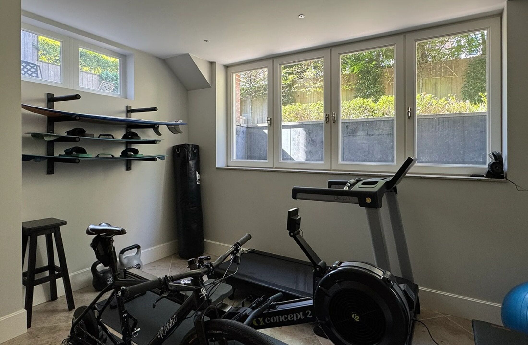 De sportschool met sportapparaten