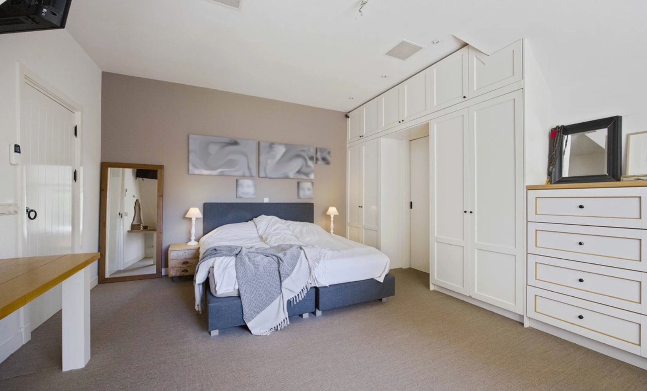 Eén van de luxueuze slaapkamers