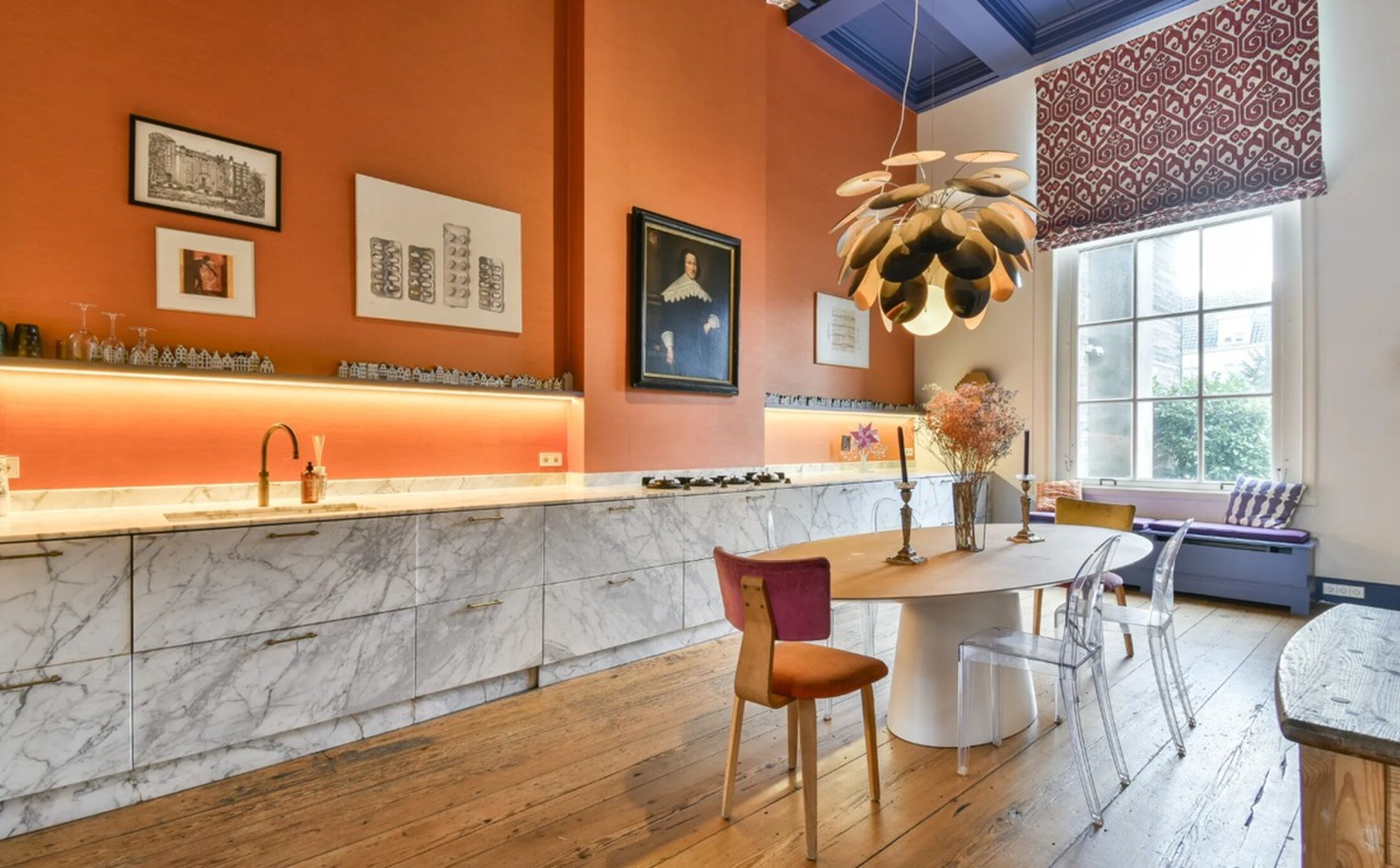 De uit marmer vervaardigde keuken