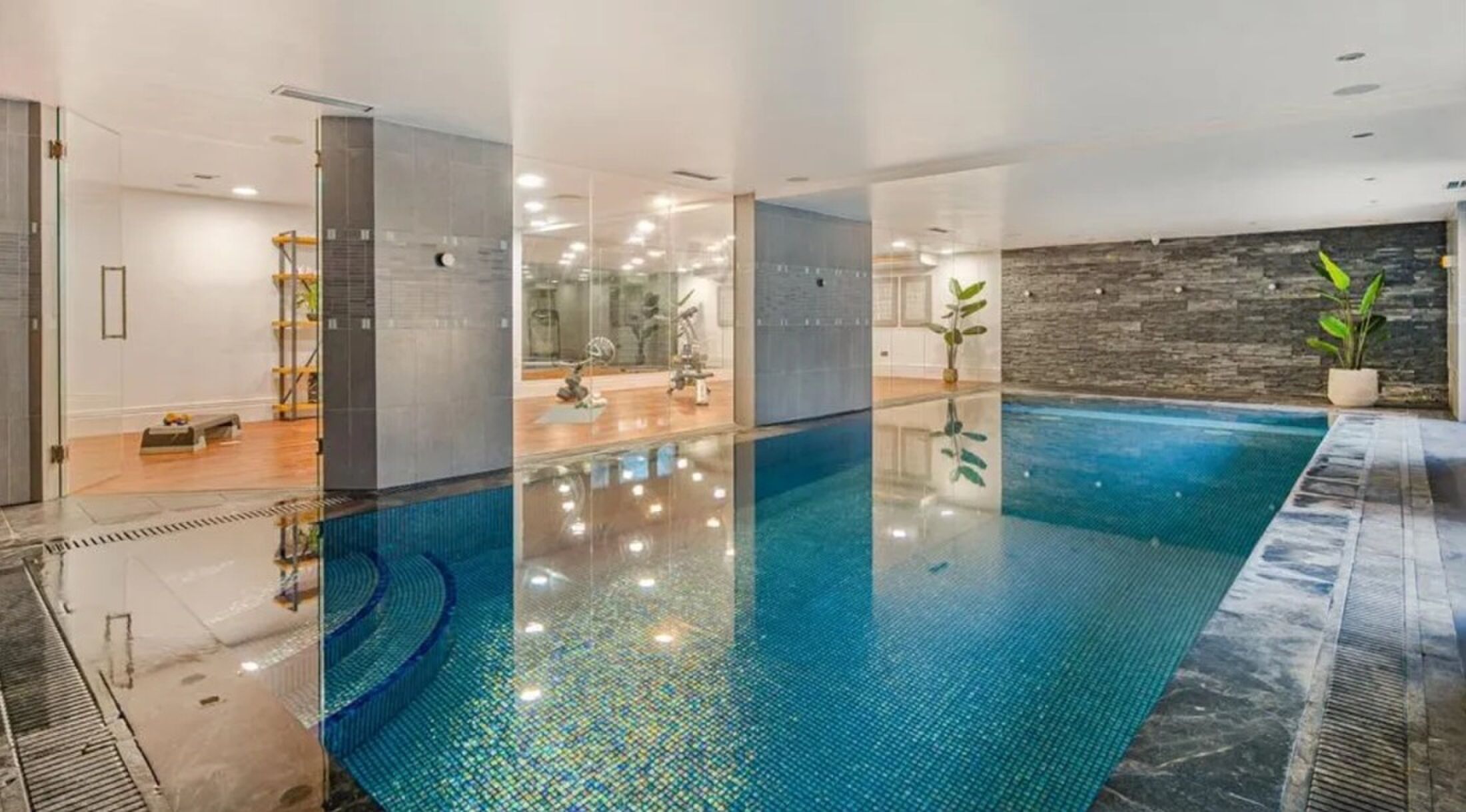 Het royale binnenzwembad