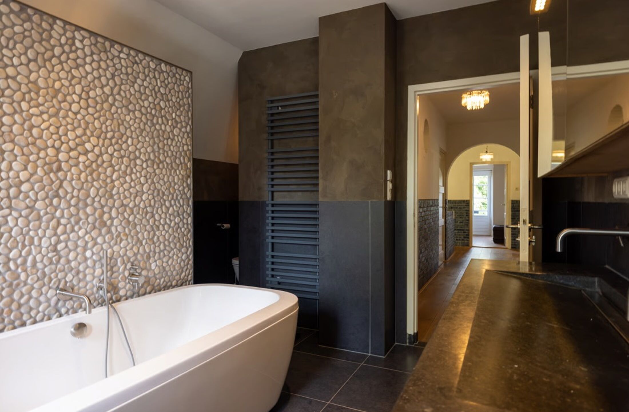De badkamer met ligbad