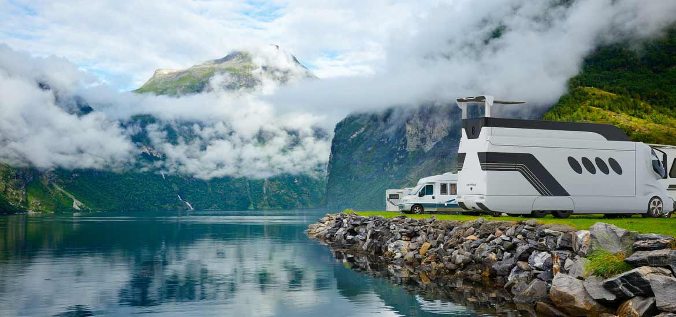 De luxe camper langs het water