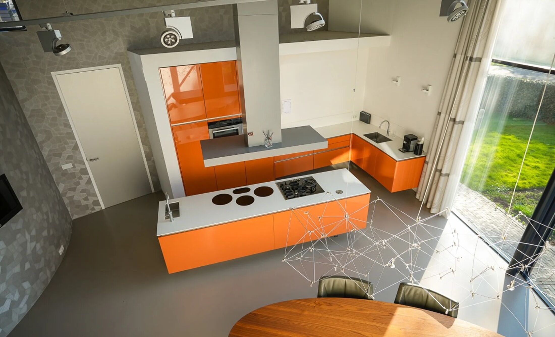 De keuken met kookeiland