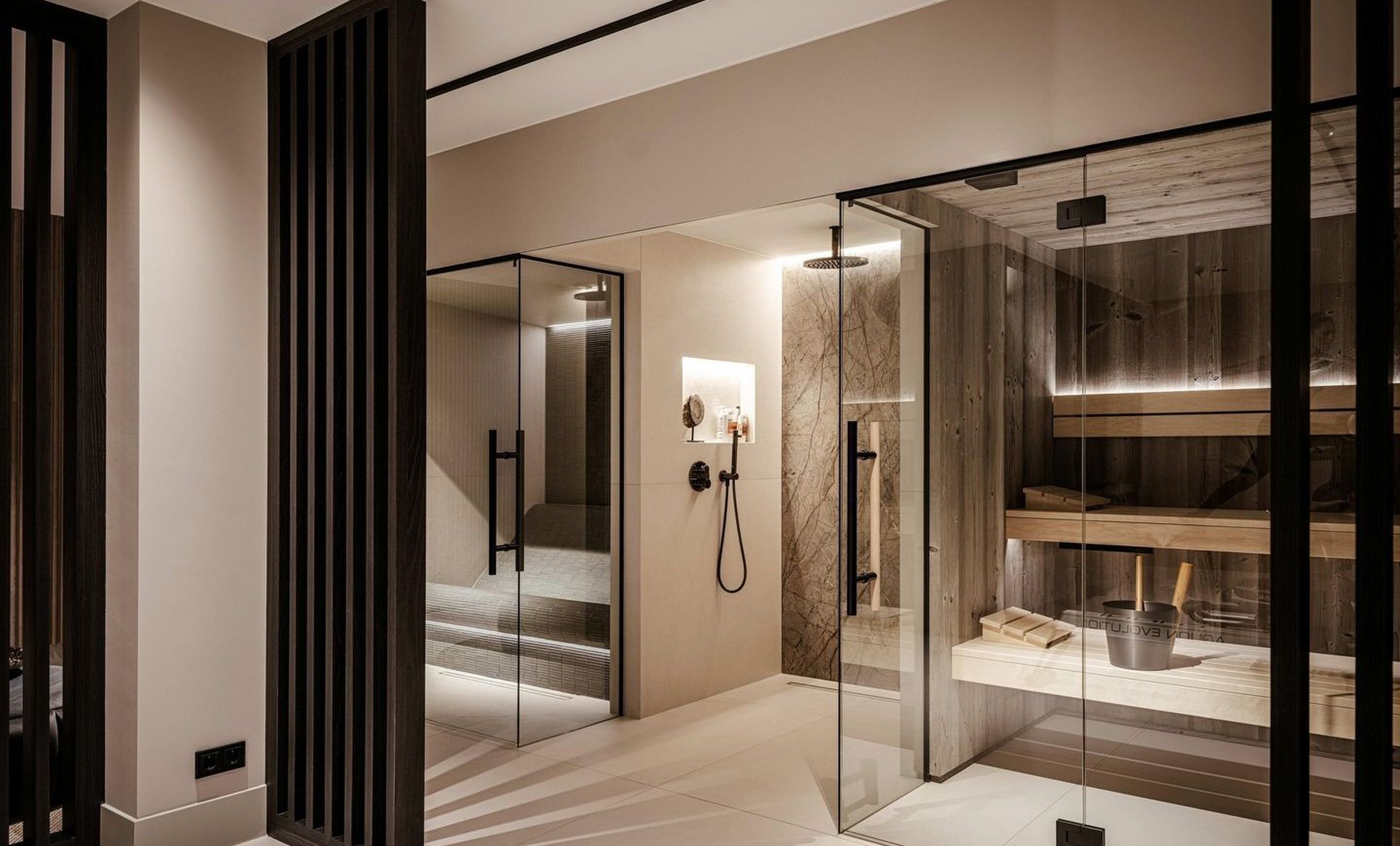 De wellnessruimte met sauna en stoombad