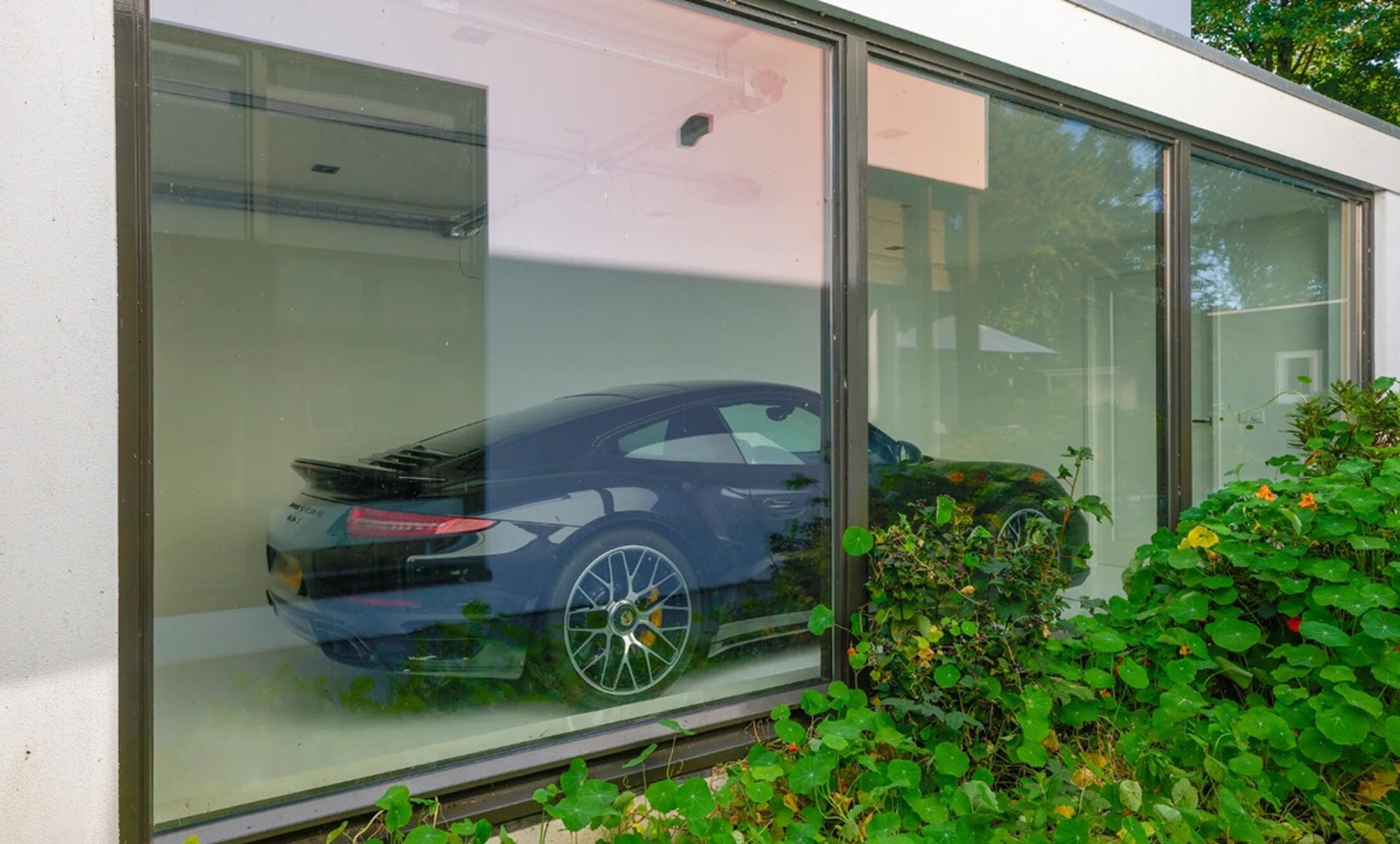 De garage met Porsche 911