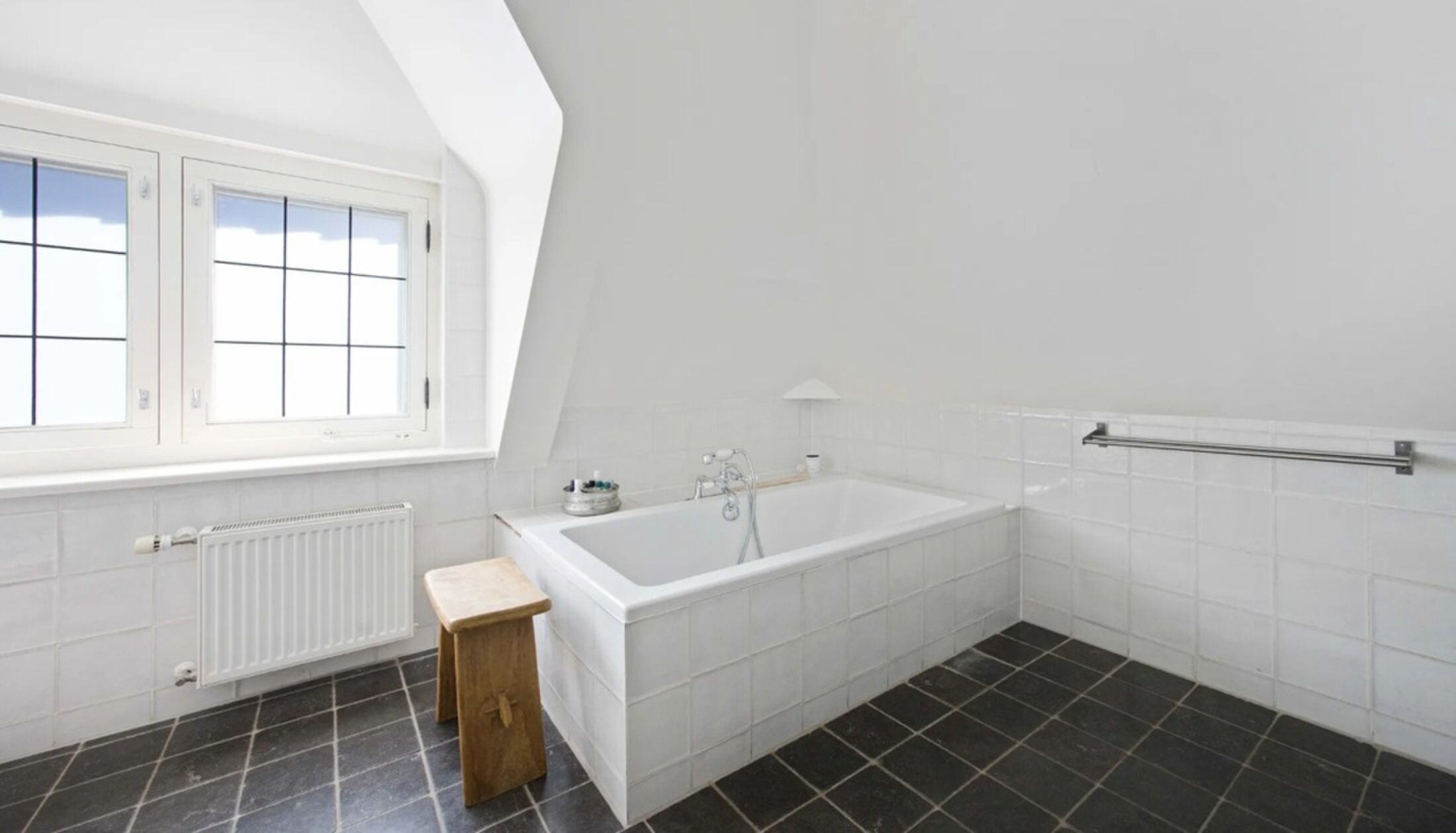 Het ligbad in de badkamer