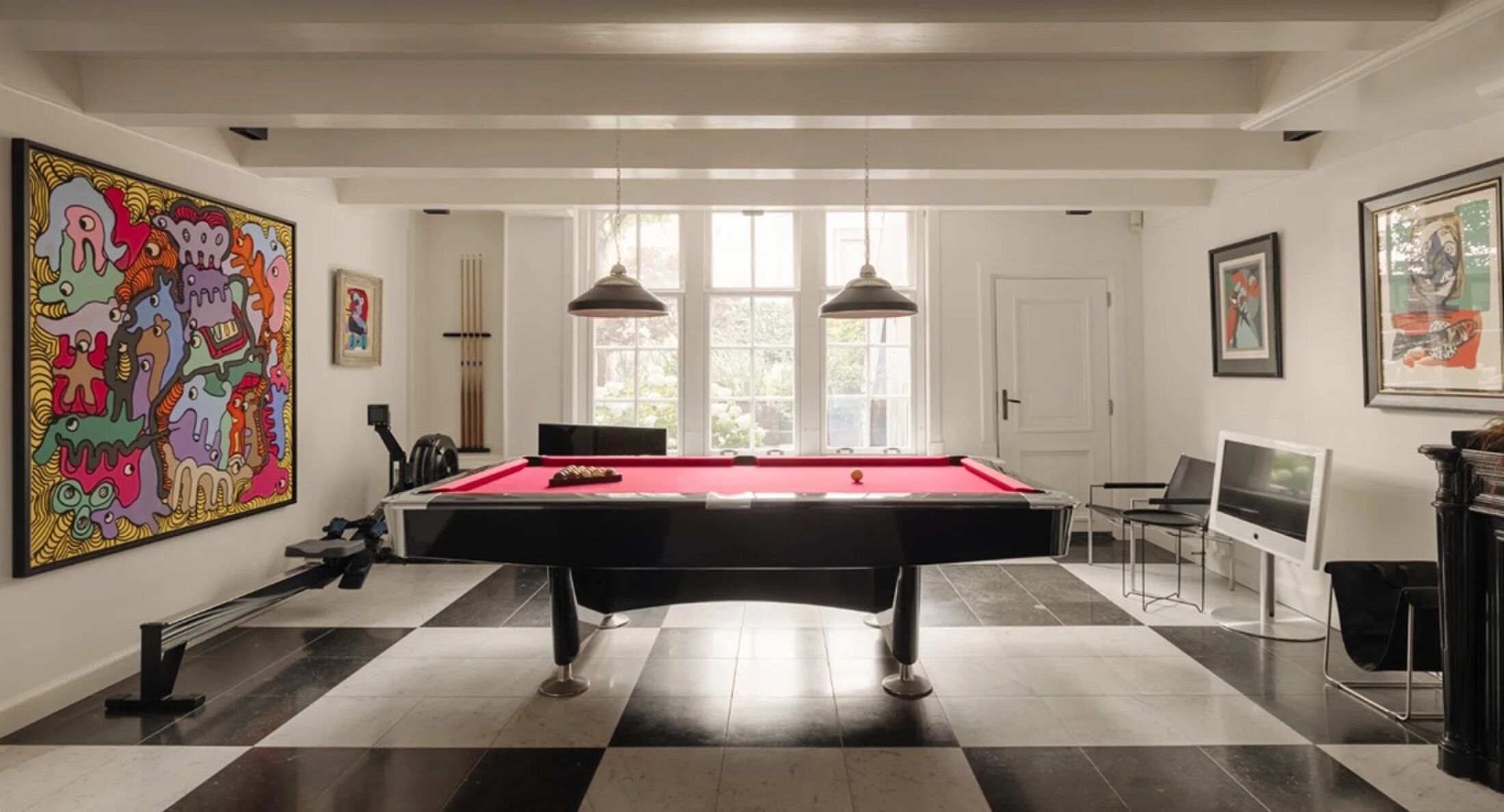 De entertainmentruimte met pooltafel
