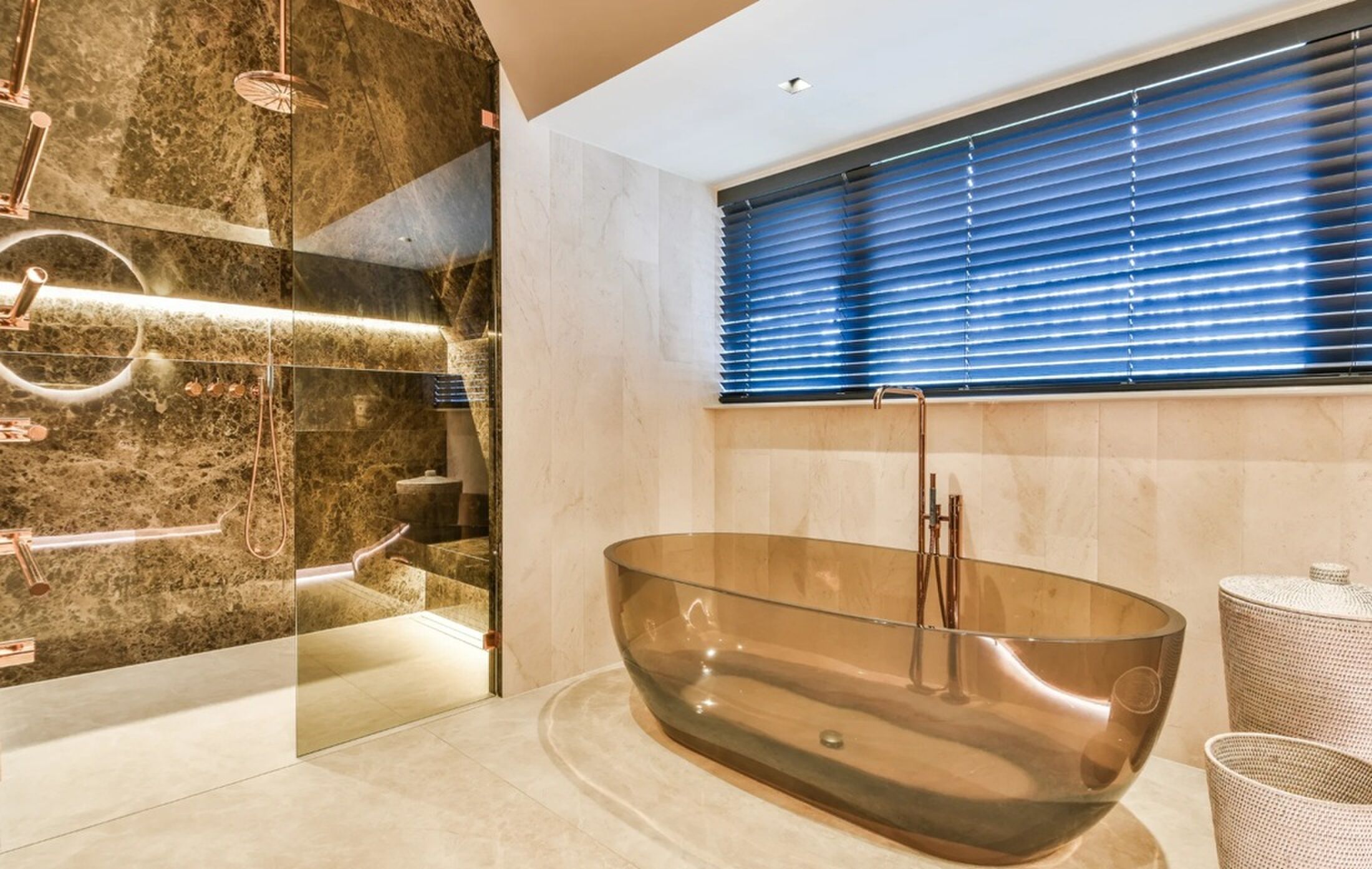 De en-suite badkamer met ligbad