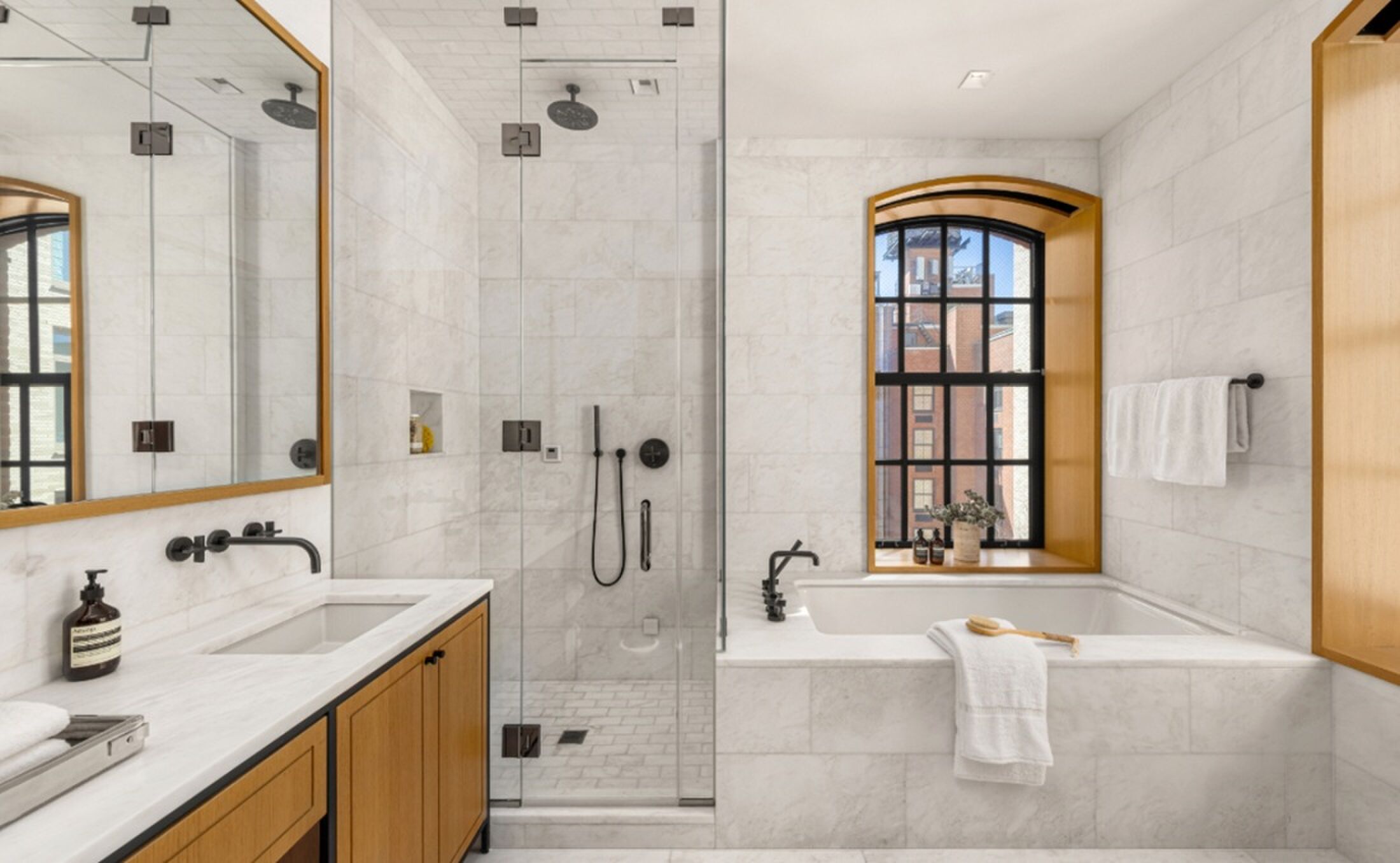 Eén van de royale badkamers