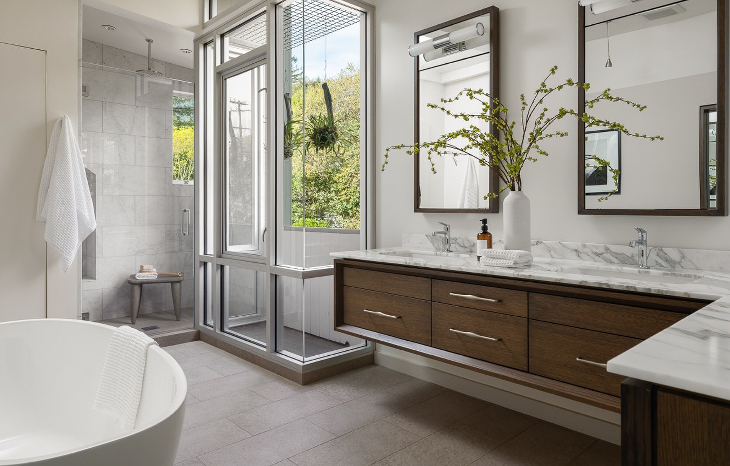 De badkamer met ligbad en douche