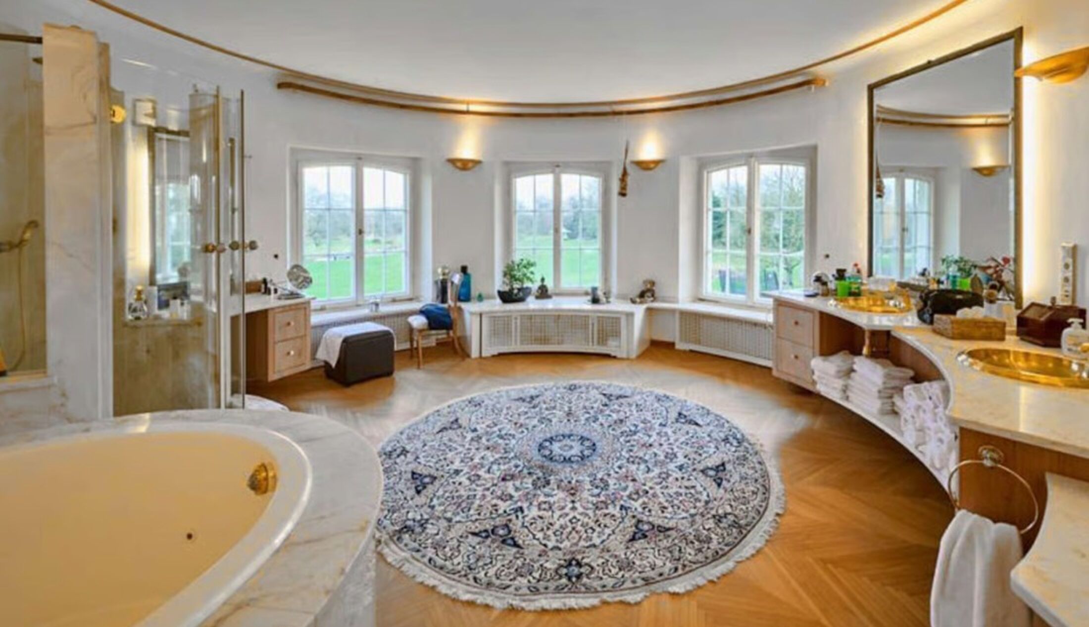 De badkamer met ligbad