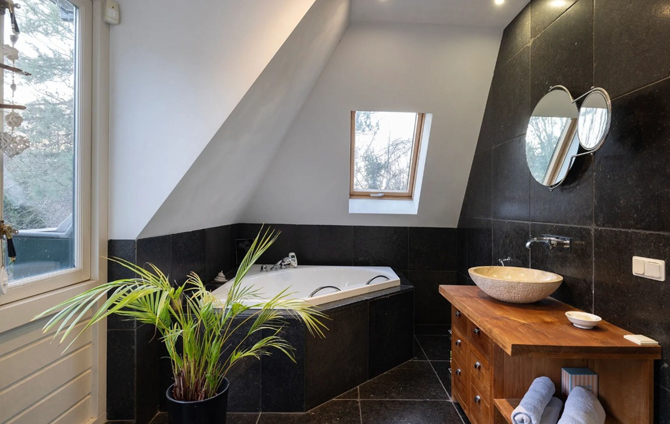 De badkamer met ligbad
