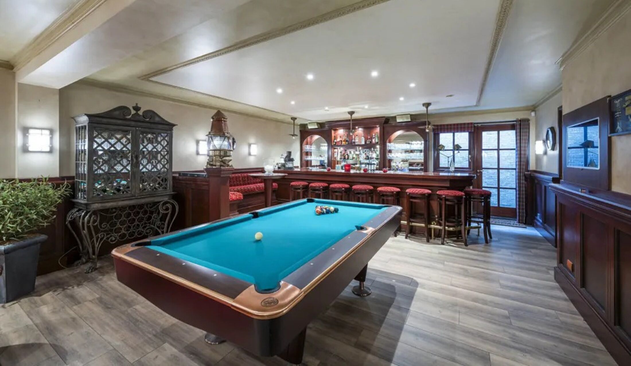 Het souterrain met pooltafel