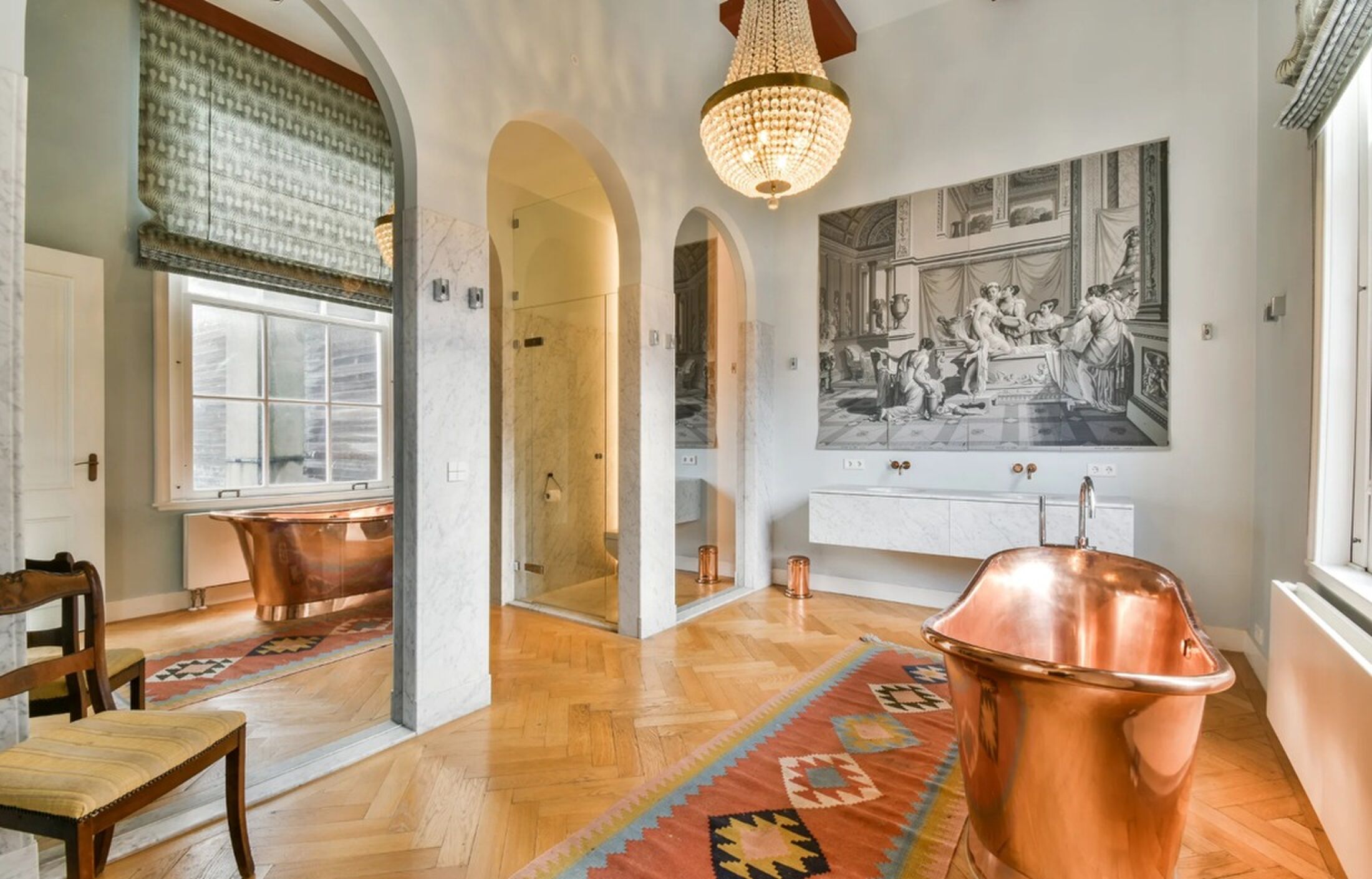 De badkamer met een glimmende badkuip