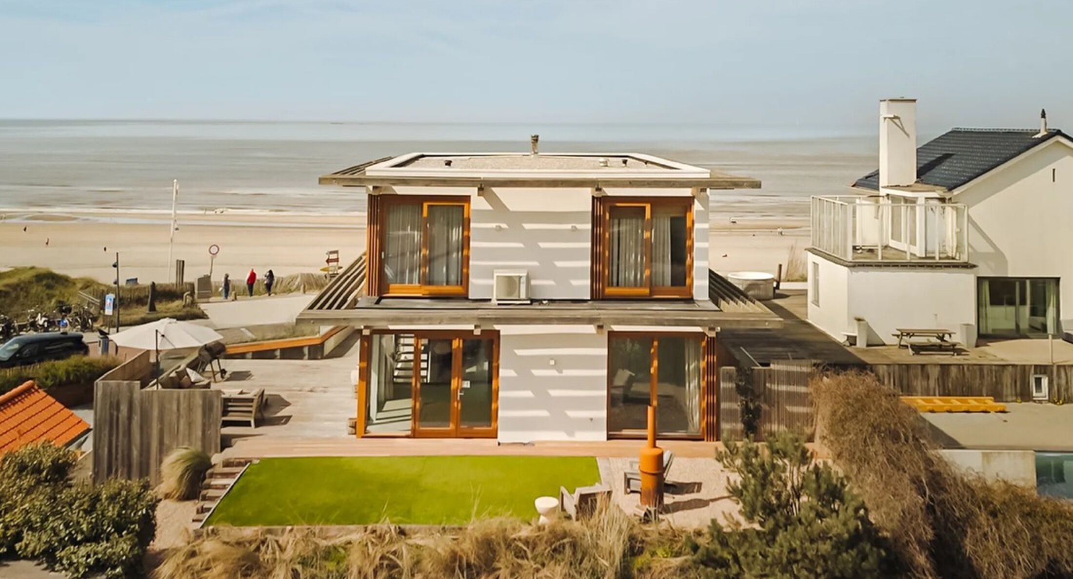 De achterzijde van de luxueuze woning