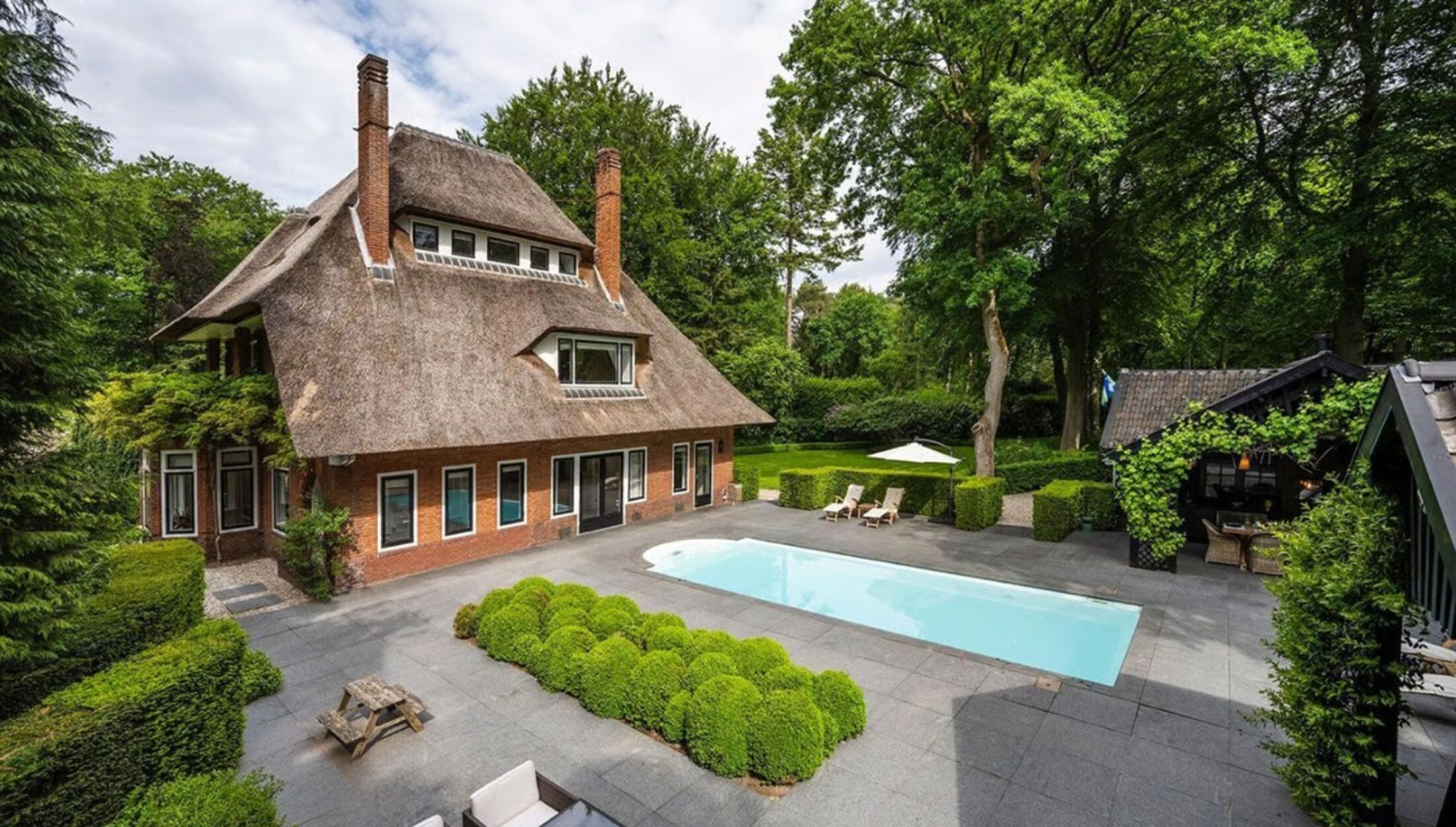 De achtertuin van de enorme woning