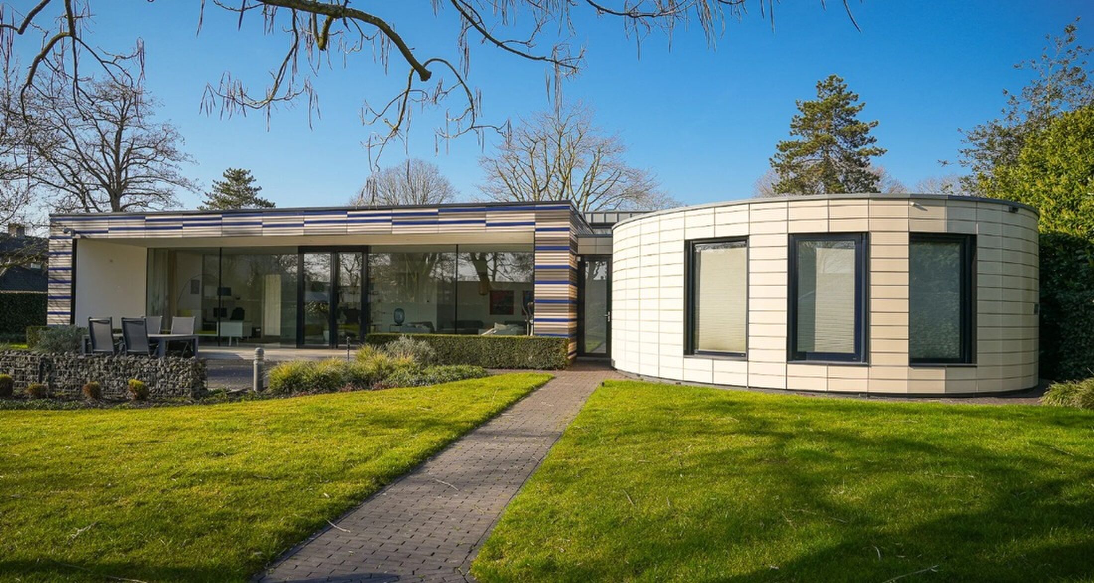 De voorkant van de vrijstaande villa