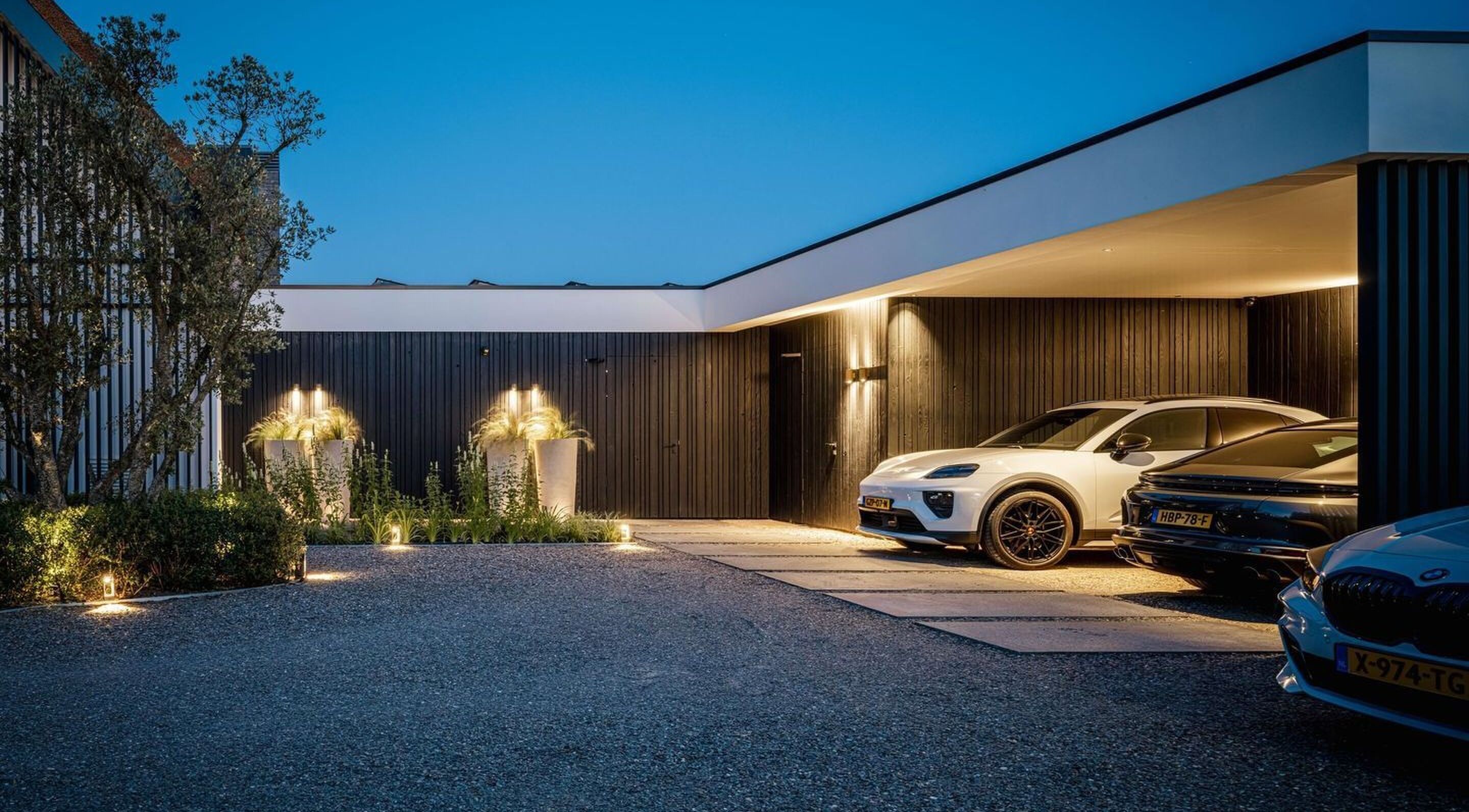 De overkapping met parkeerplek.