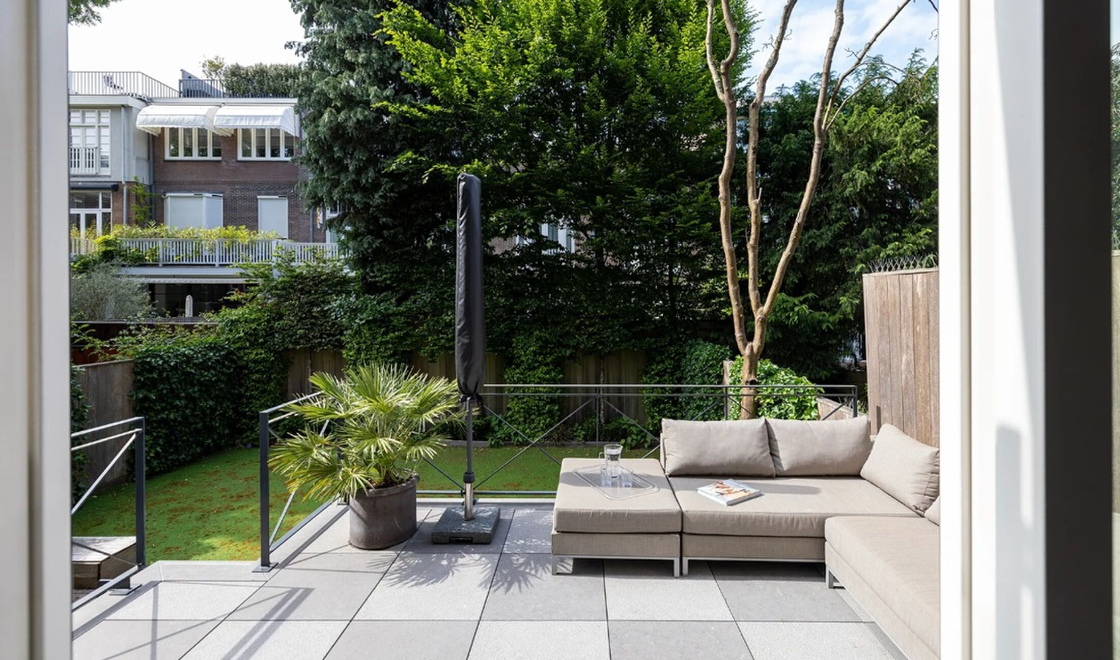 De achtertuin met luxe lounge