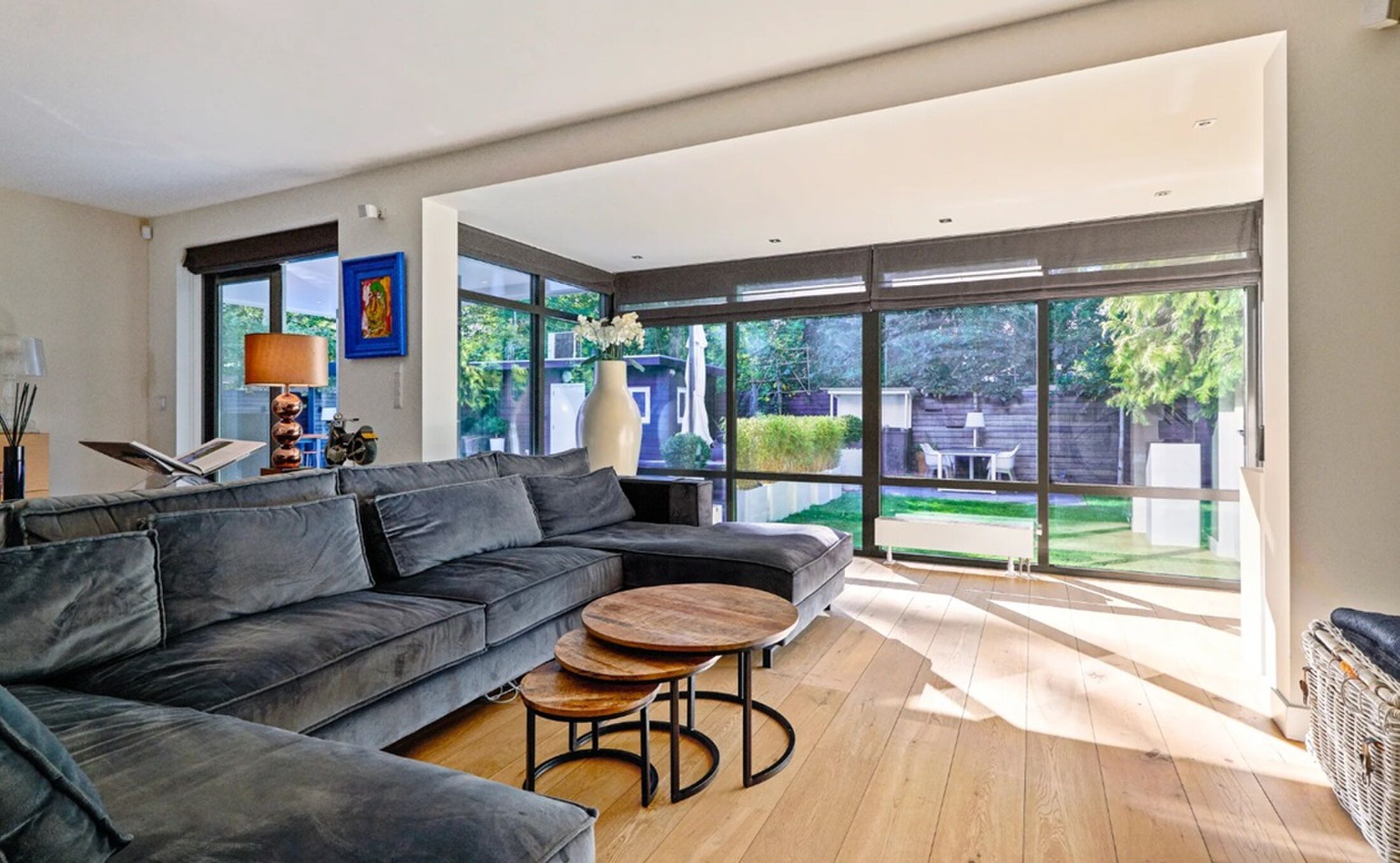 De living met toegang tot de tuin