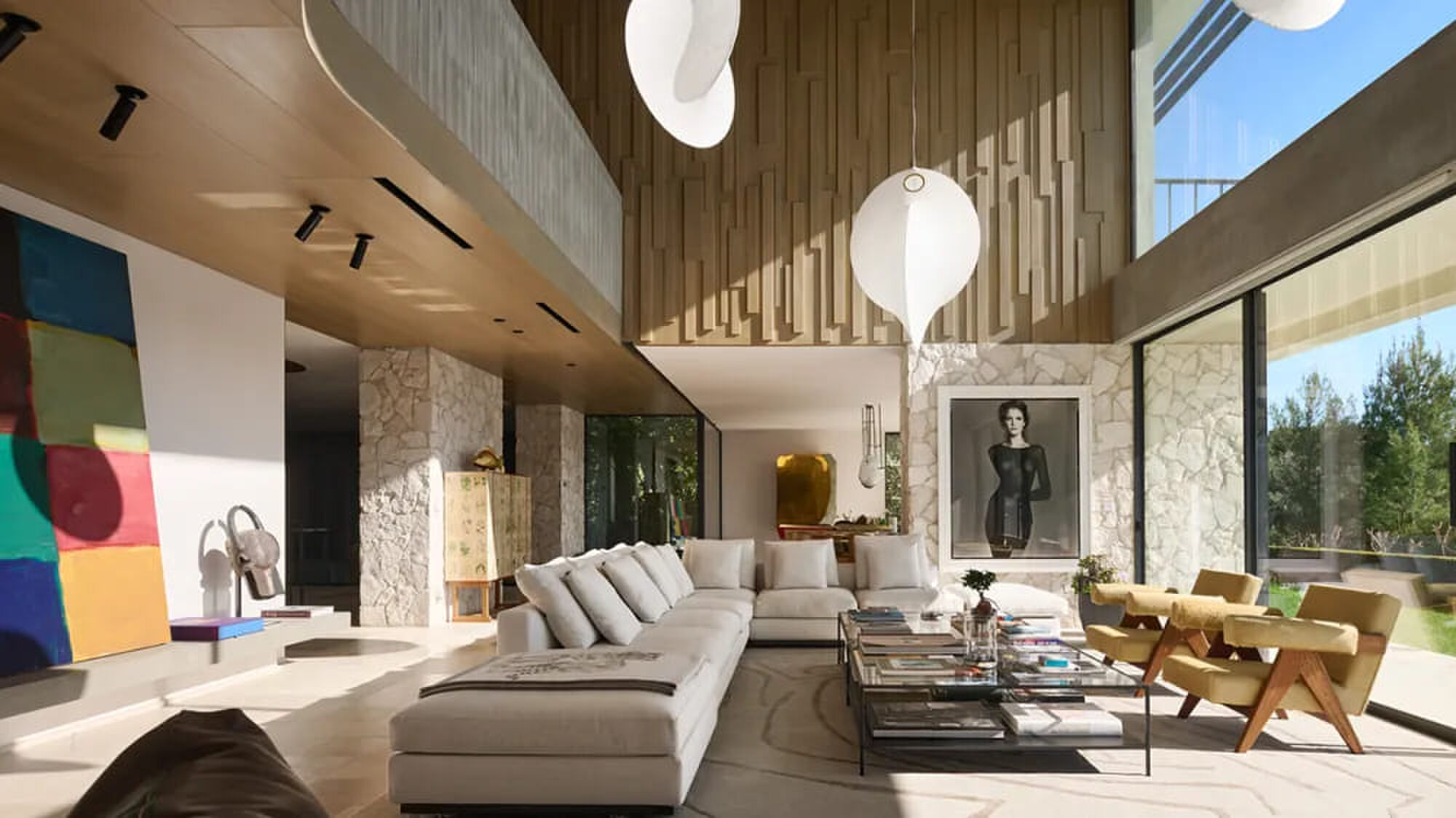 De woonkamer van de villa aan de C&ocirc;te d'Azur