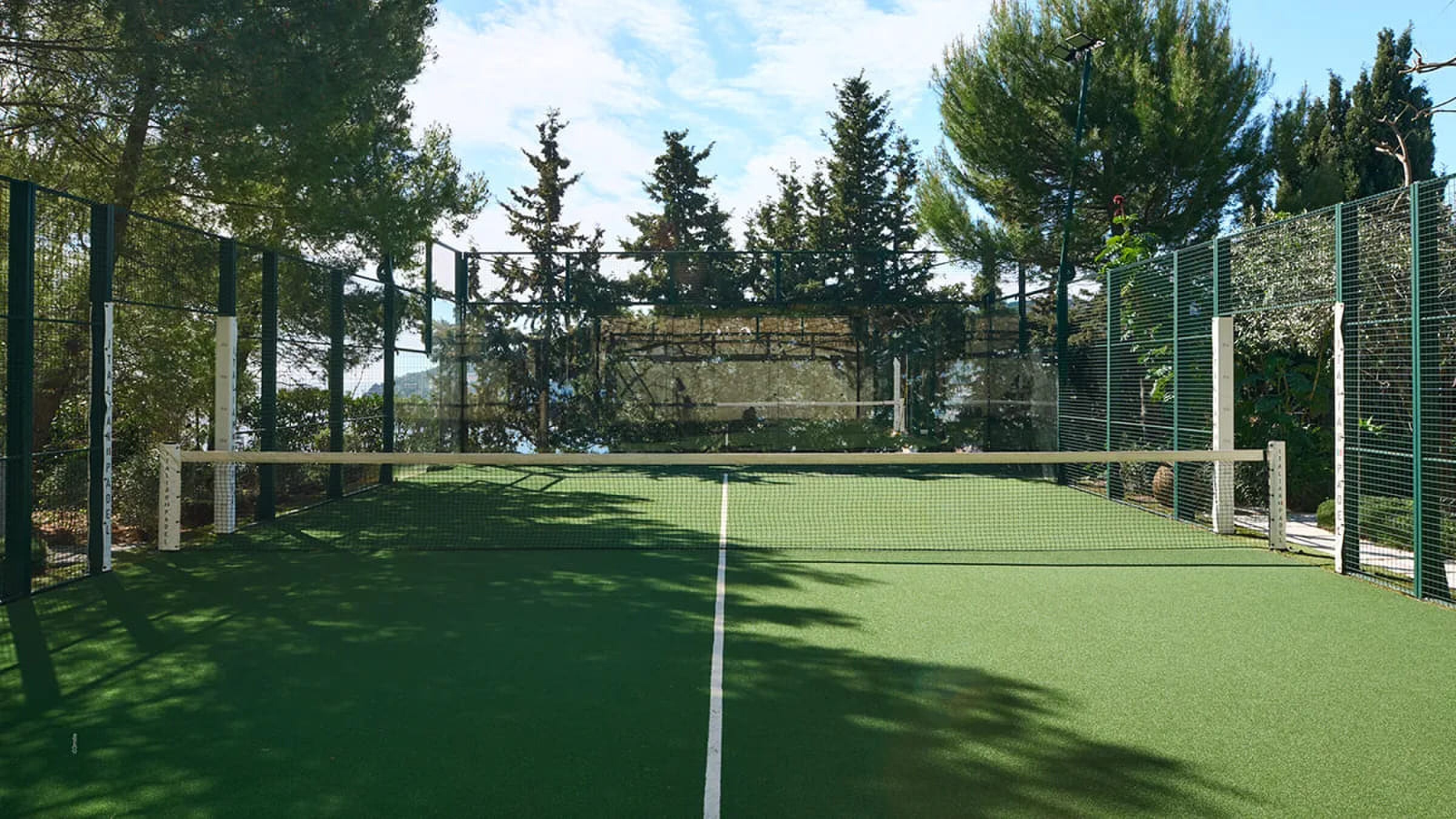 De tennisbaan bij de villa aan de C&ocirc;te d'Azur