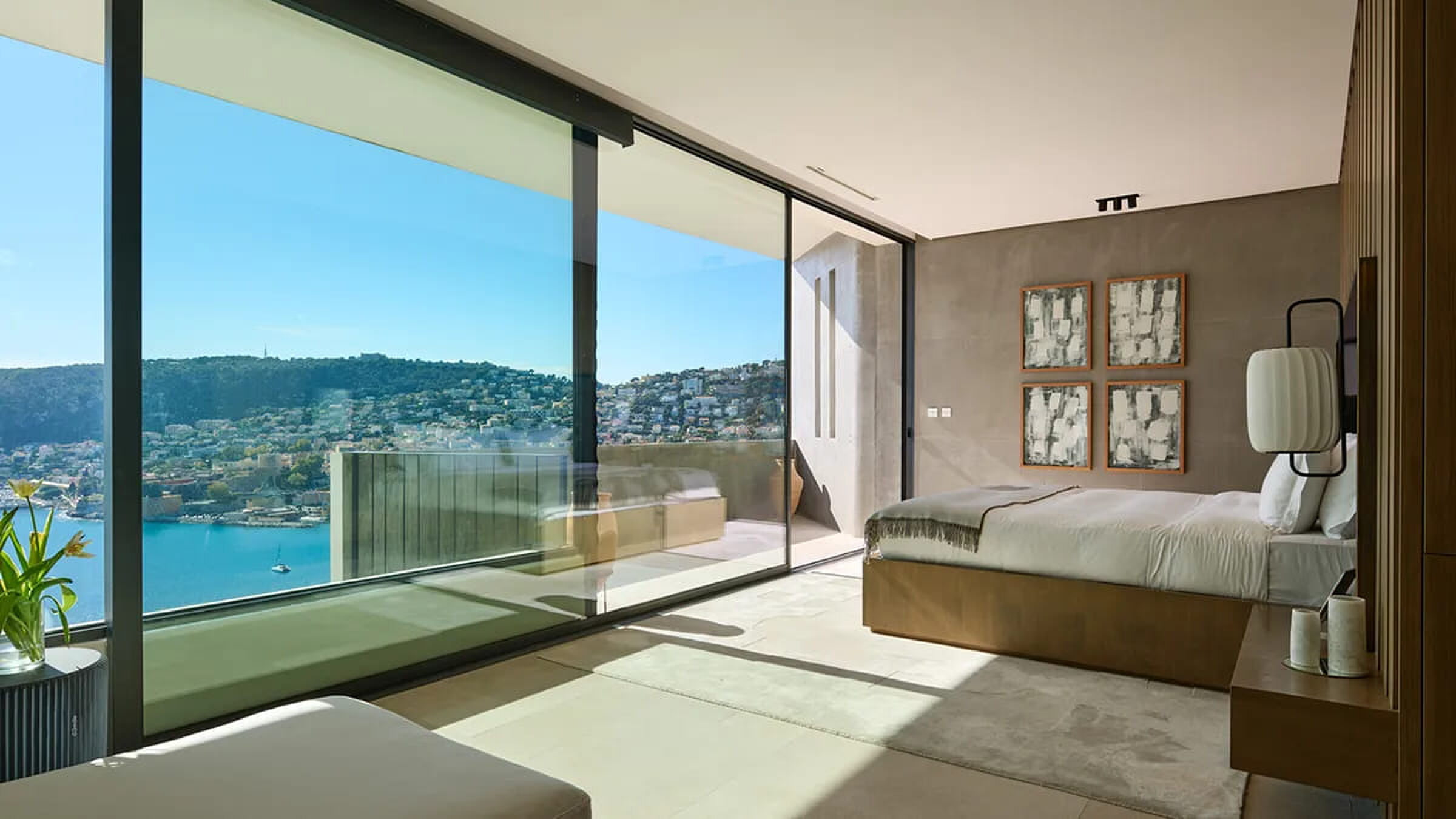 Het weidse uitzicht over de Middellandse Zee vanuit de slaapkamer in de villa aan de C&ocirc;te d'Azur