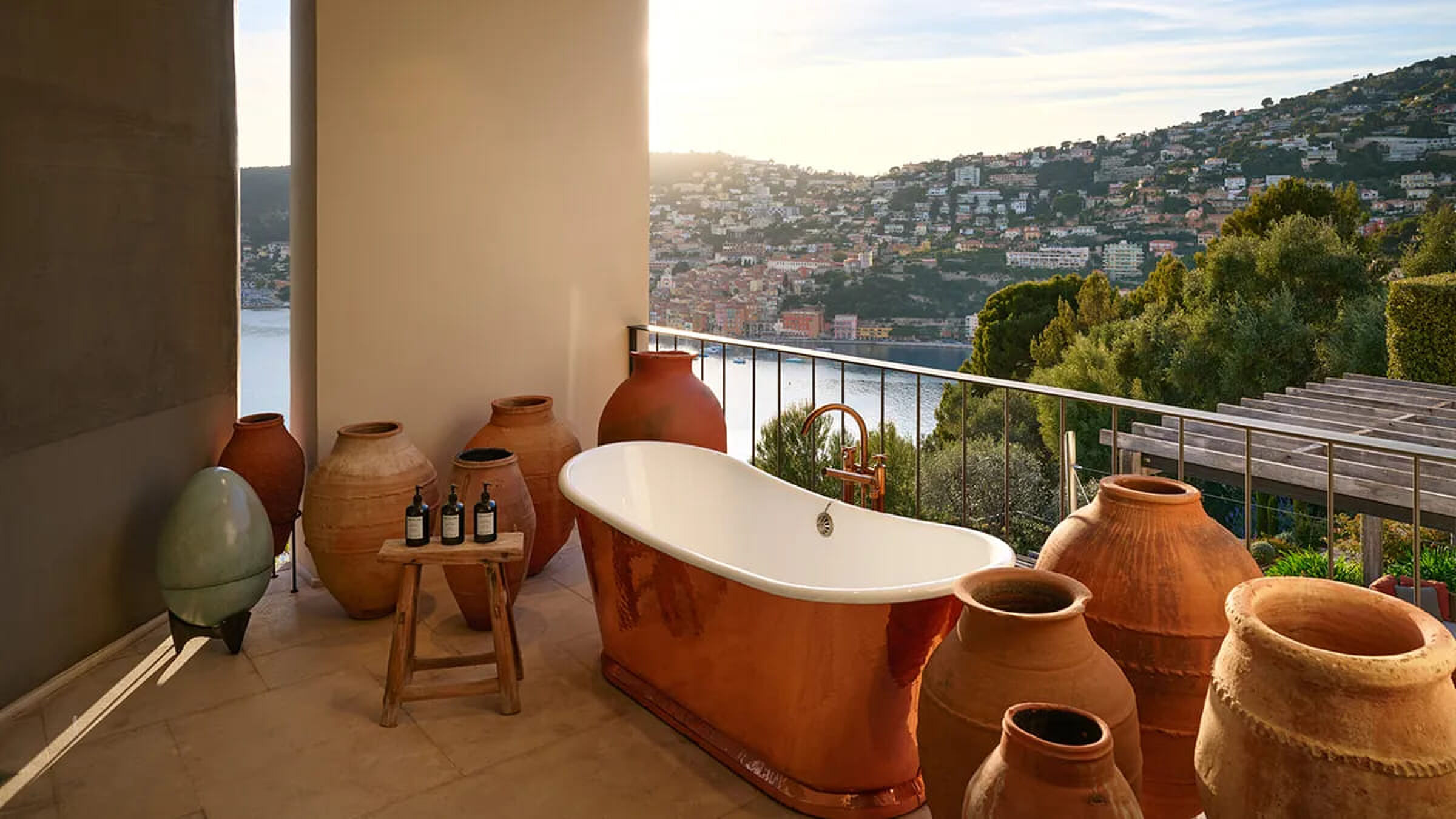 Het buitenbad met prachtig uitzicht bij de villa aan de C&ocirc;te d'Azur